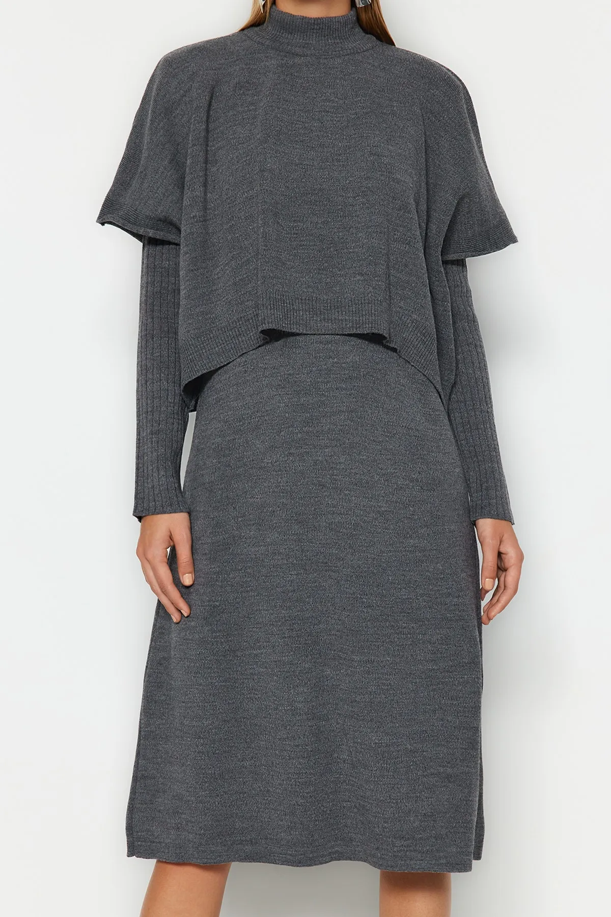 Trendyol Collection  Anthrazitfarbener, weit geschnittener Midi-Strickpullover mit hohem Kragen und Anzug TWOAW24EL00012