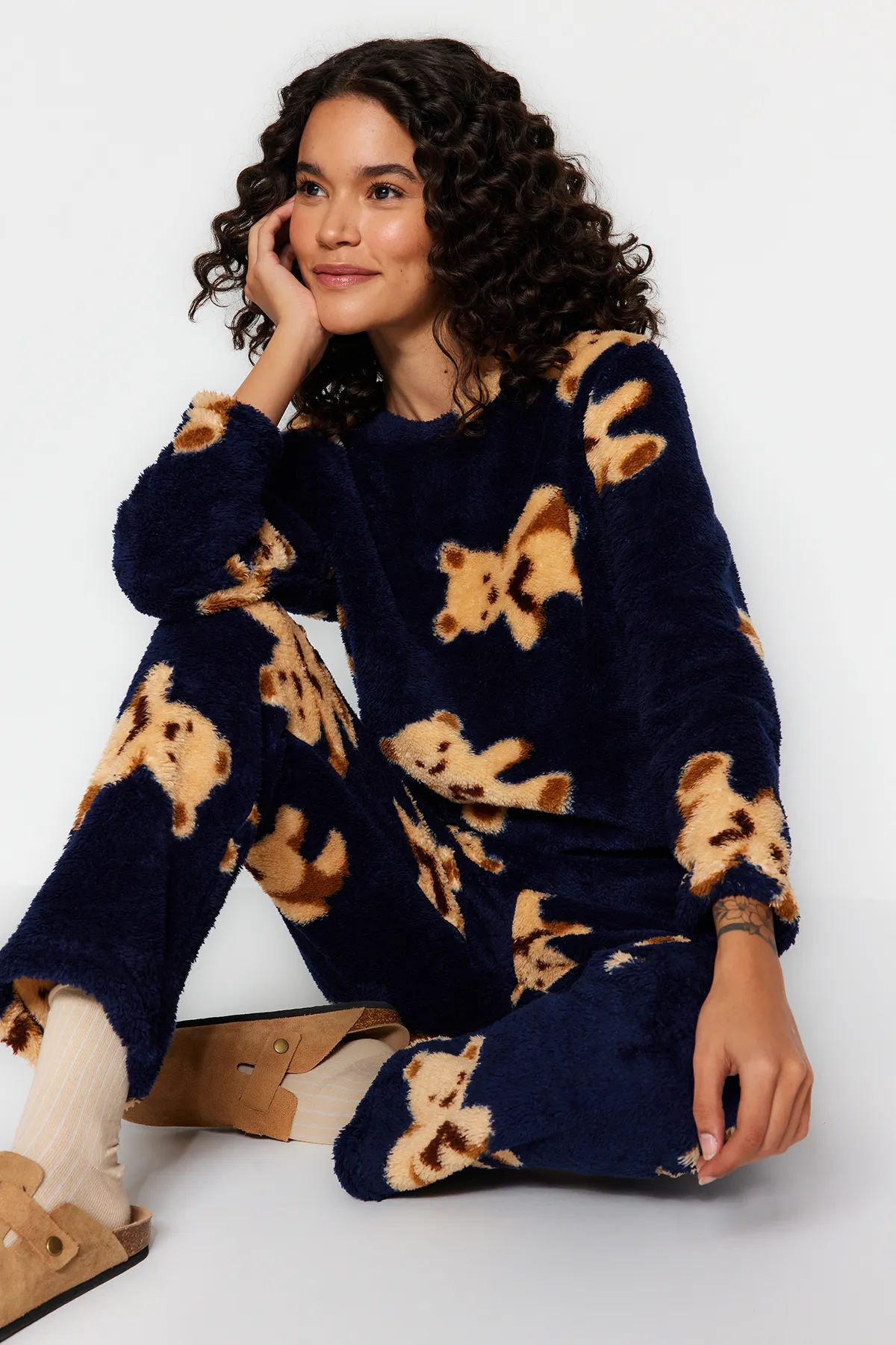 Trendyol Collection  Marineblaues Pyjama-Set aus T-Shirt und Hose mit Teddybär-Muster aus Wellsoft-Strick THMAW24PT00263