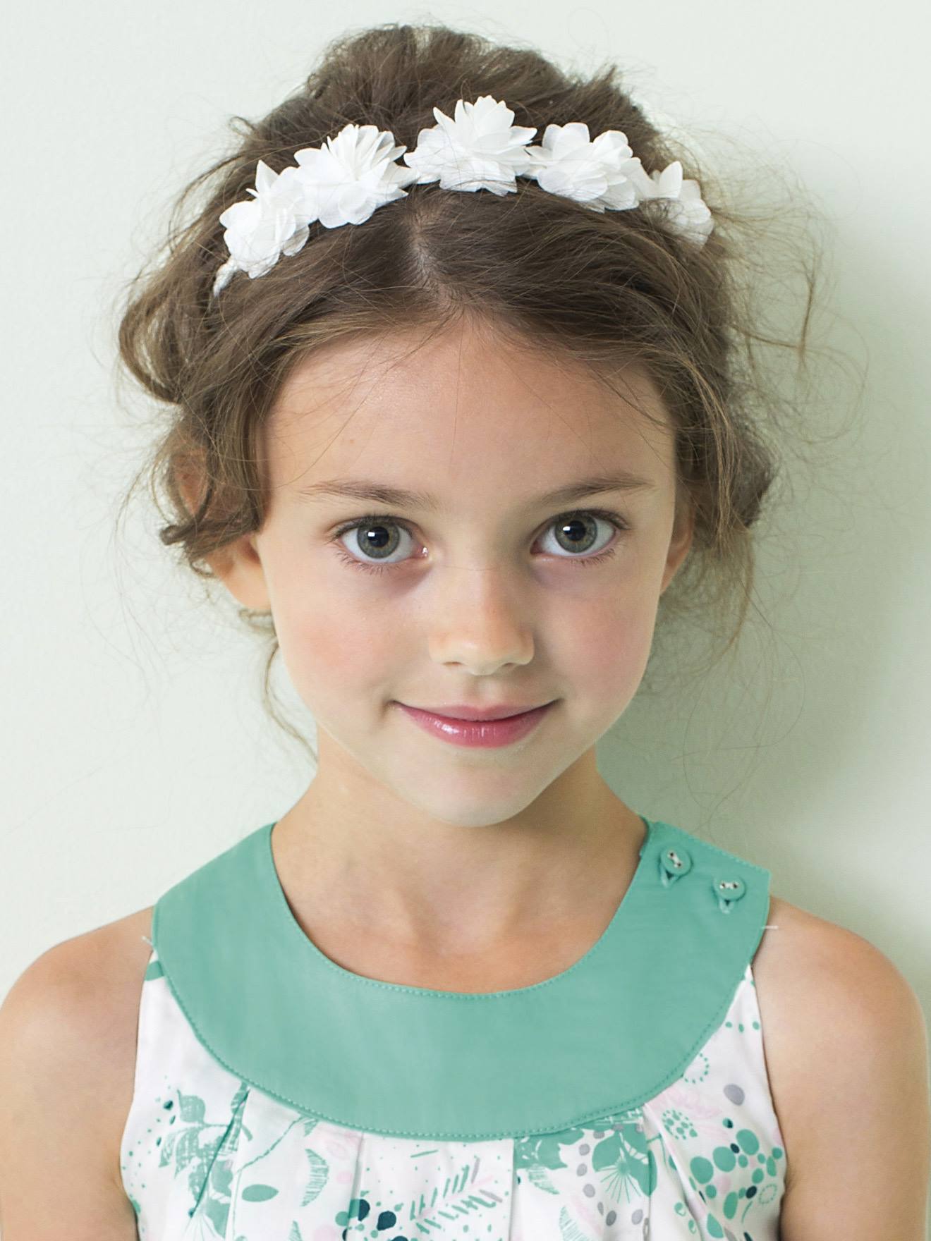 Headband tressé avec fleurs en tulle blanc