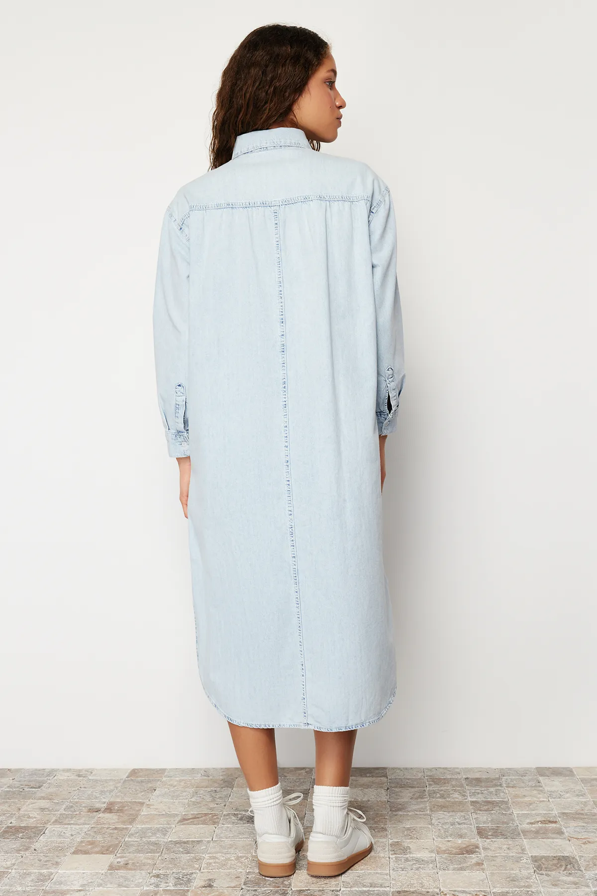 Trendyol Collection  Blaues Denim-Maxi-Hemdkleid TWOSS24EL00465