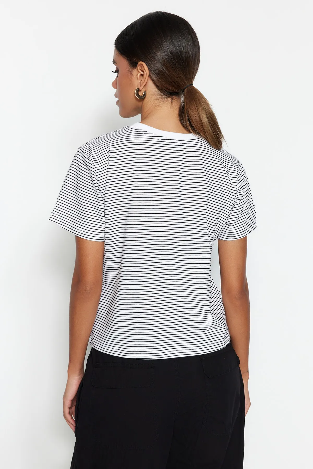Trendyol Collection  Schwarzes, ecrufarbenes, gestreiftes Premium-Basic-Strick-T-Shirt mit normalem/normalem Muster und Rundhalsausschnitt TWOSS23TS00043