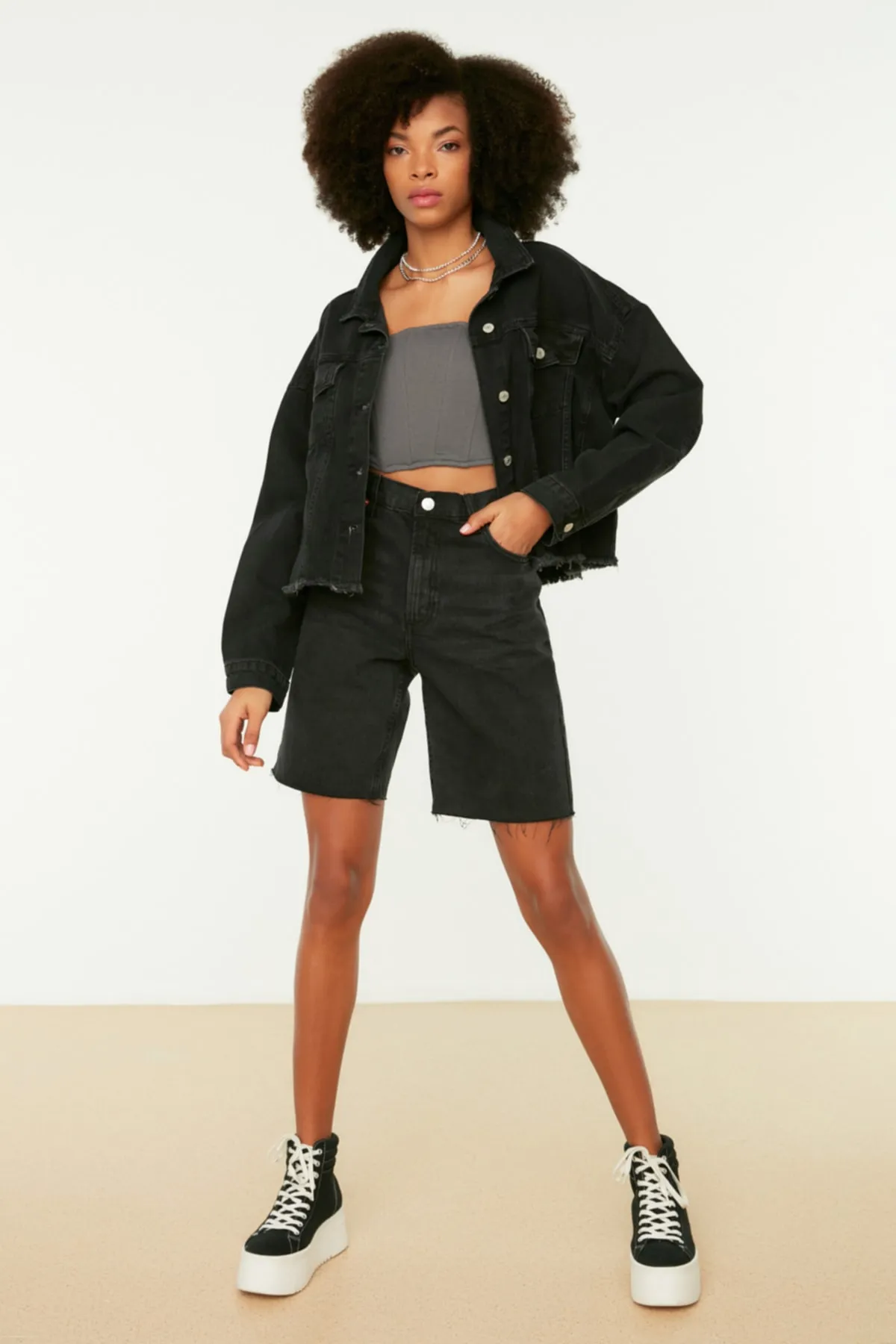 Trendyol Collection  Schwarze Trucker-Crop-Jeansjacke TWOAW20CE0033