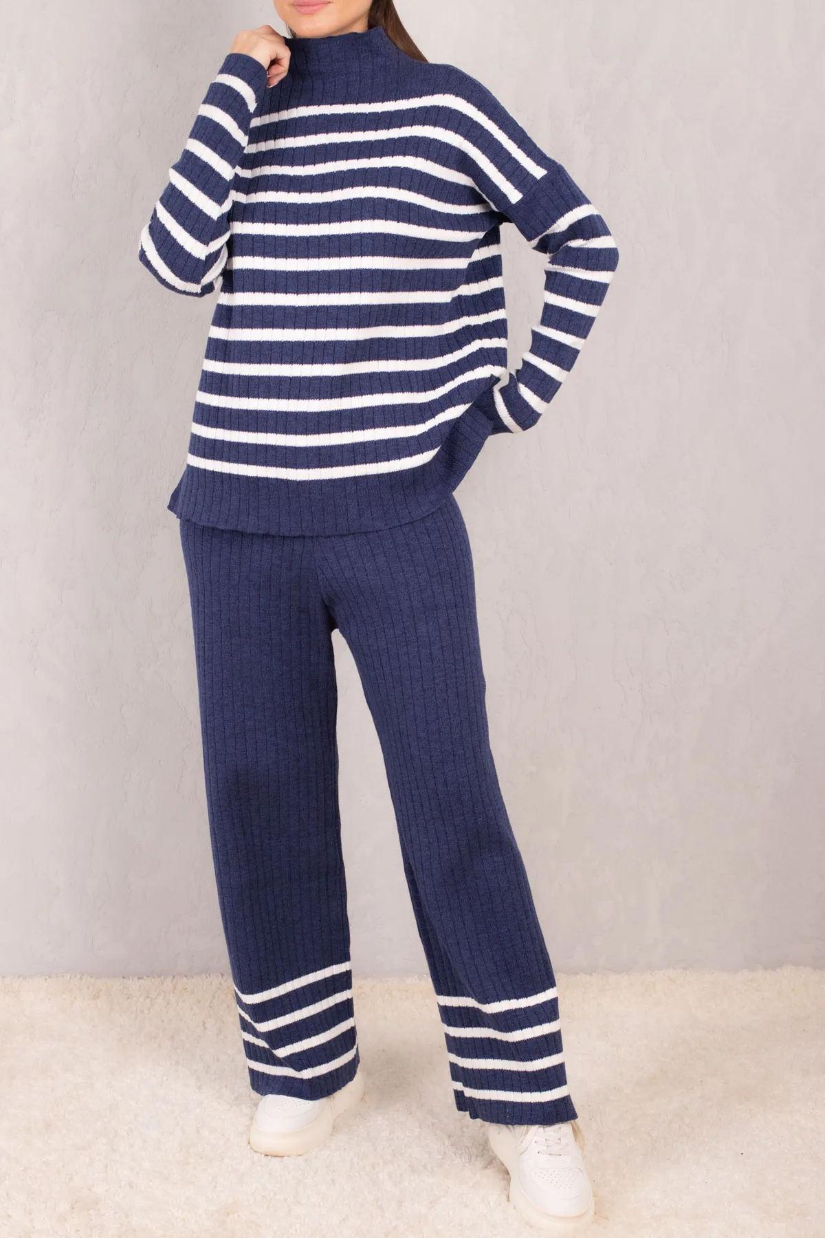 armonika  Marineblauer, gestreift gemusterter Strickanzug mit hohem Kragen für Damen ARM-24K012004