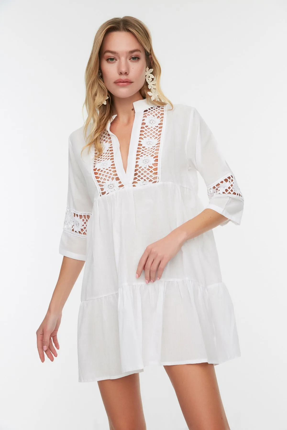 Trendyol Collection  Weißes Mini-Strandkleid mit gewebten Streifen, 100 % Baumwolle, TBESS20EL0854