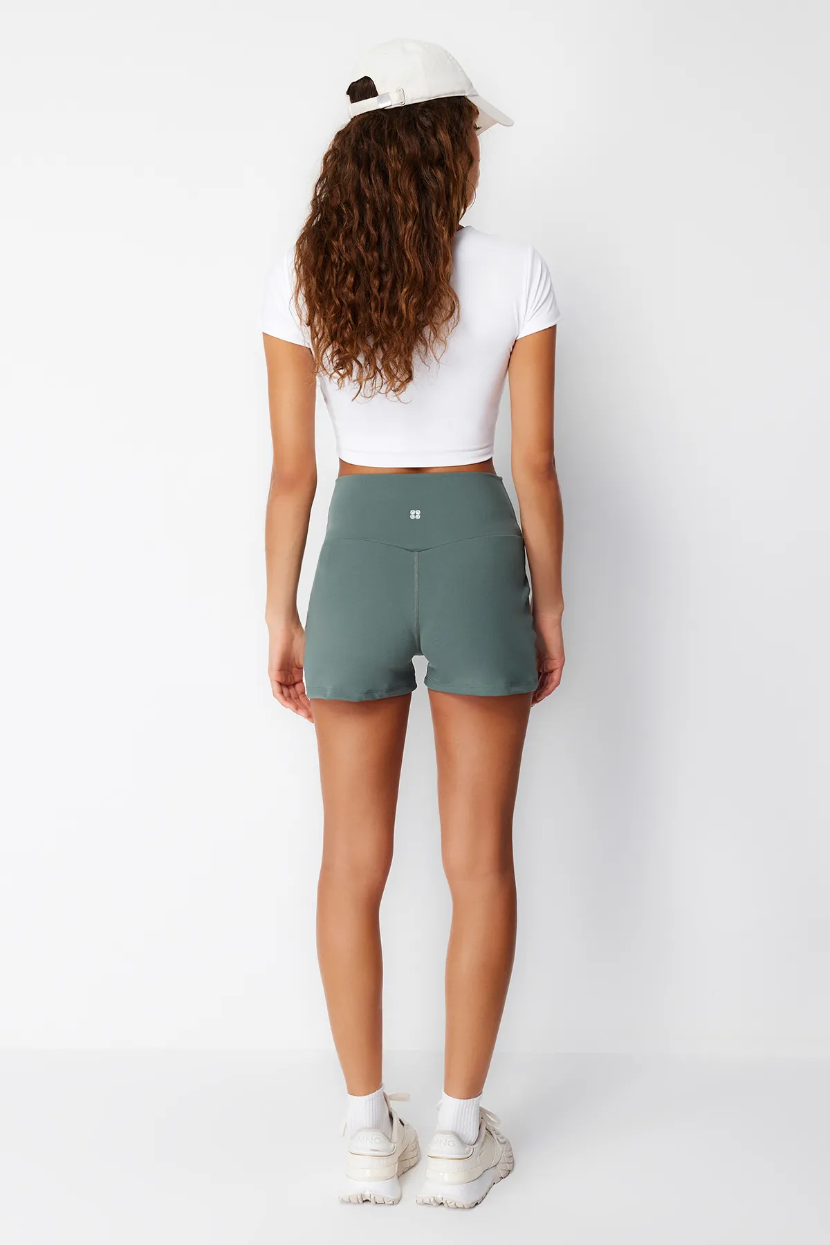 Trendyol Collection  Khakifarbene, gerüschte Restorer-Reflektor-Print-Sportshorts/kurze Leggings aus Strick mit lockerer Passform THMSS24TY00004