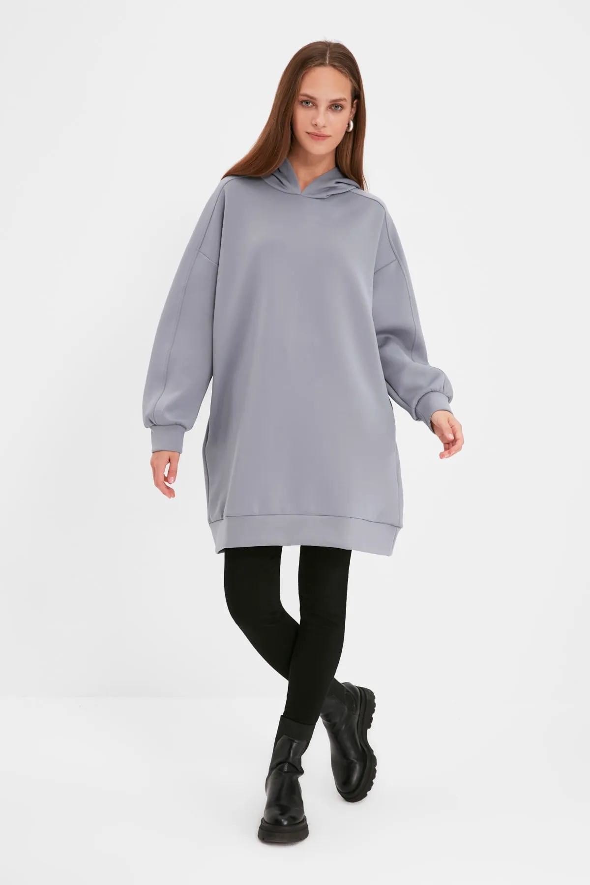 Trendyol Modest  Graues, weit geschnittenes Oversize-Sweatshirt aus Scuba-Strick mit Kapuze und Taschen TCTAW22TW0151