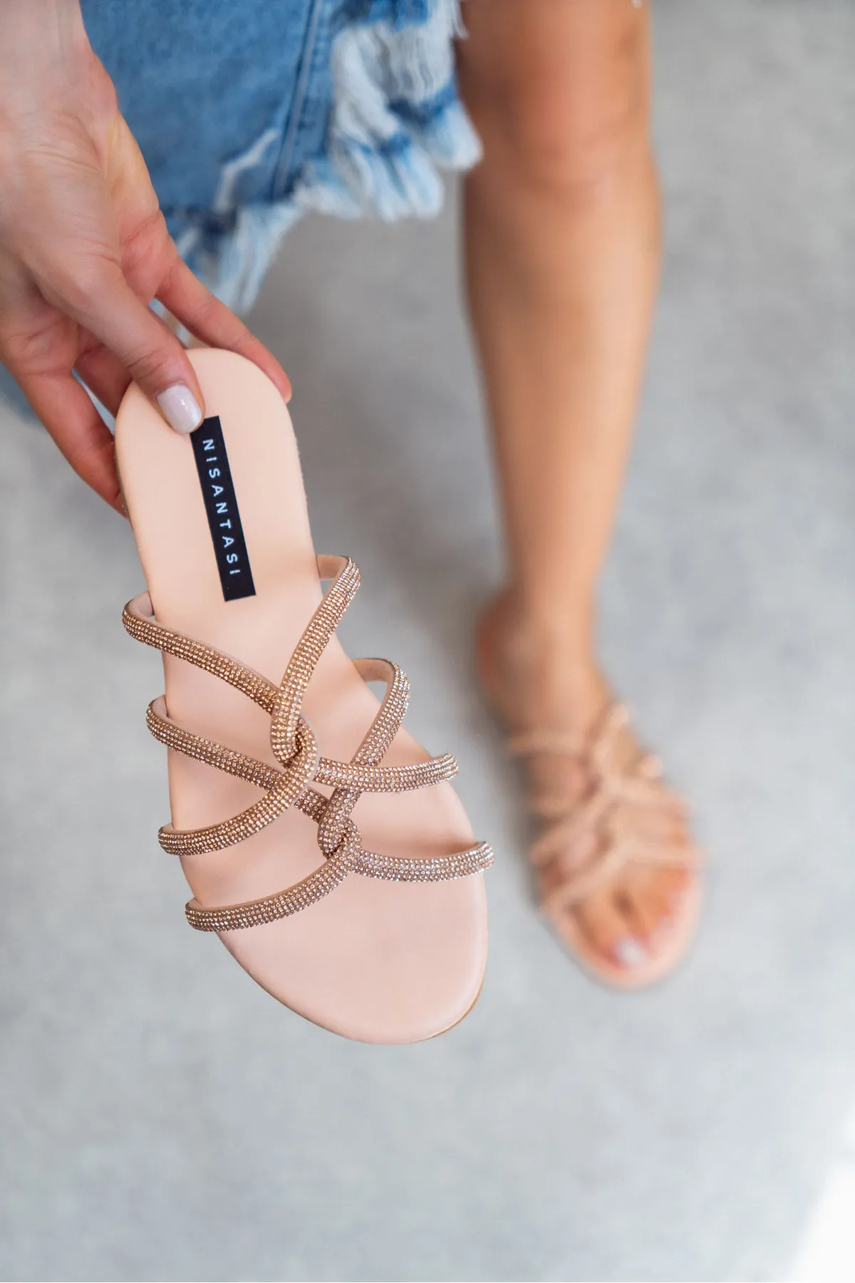 NİŞANTAŞI SHOES  Bowie Skin Damen-Hausschuhe mit mattem Steindetail, Kreuzband und flacher Sohle