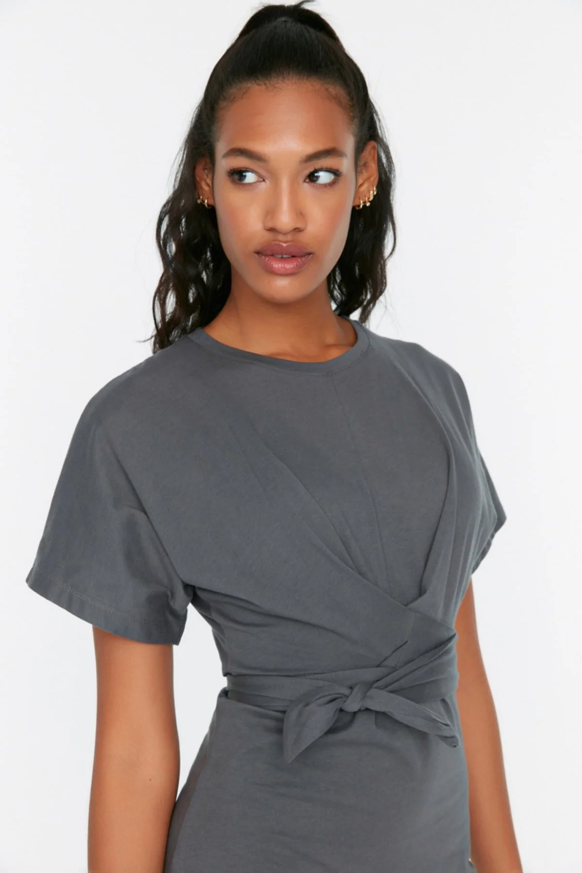 Trendyol Collection  Anthrazitfarbenes, tailliertes Midi-Bleistiftkleid aus 100 % Baumwolle mit Schlitz und Bindedetail TWOSS21EL0404