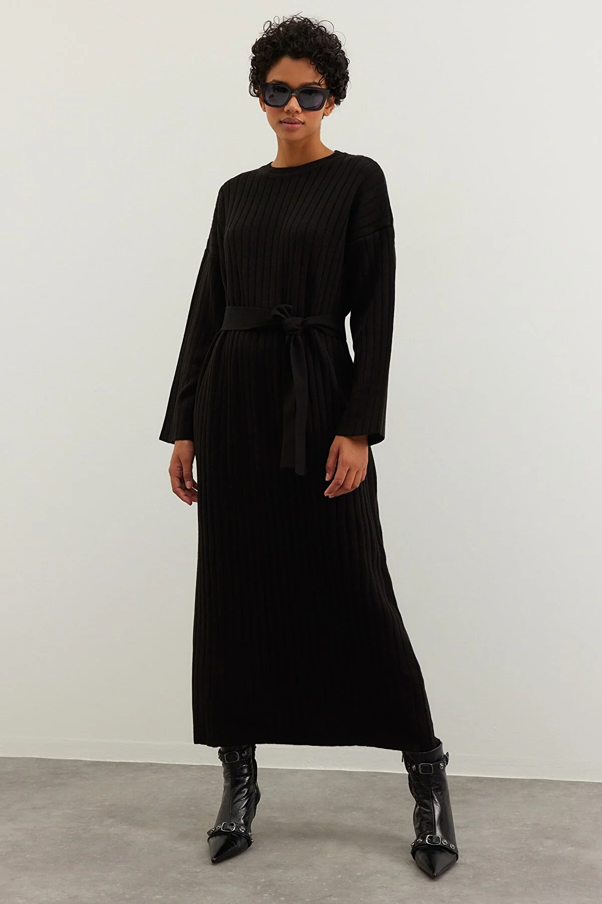 Trendyol Modest  Schwarzes Rippstrickkleid mit Gürtel TCTAW24EB00008