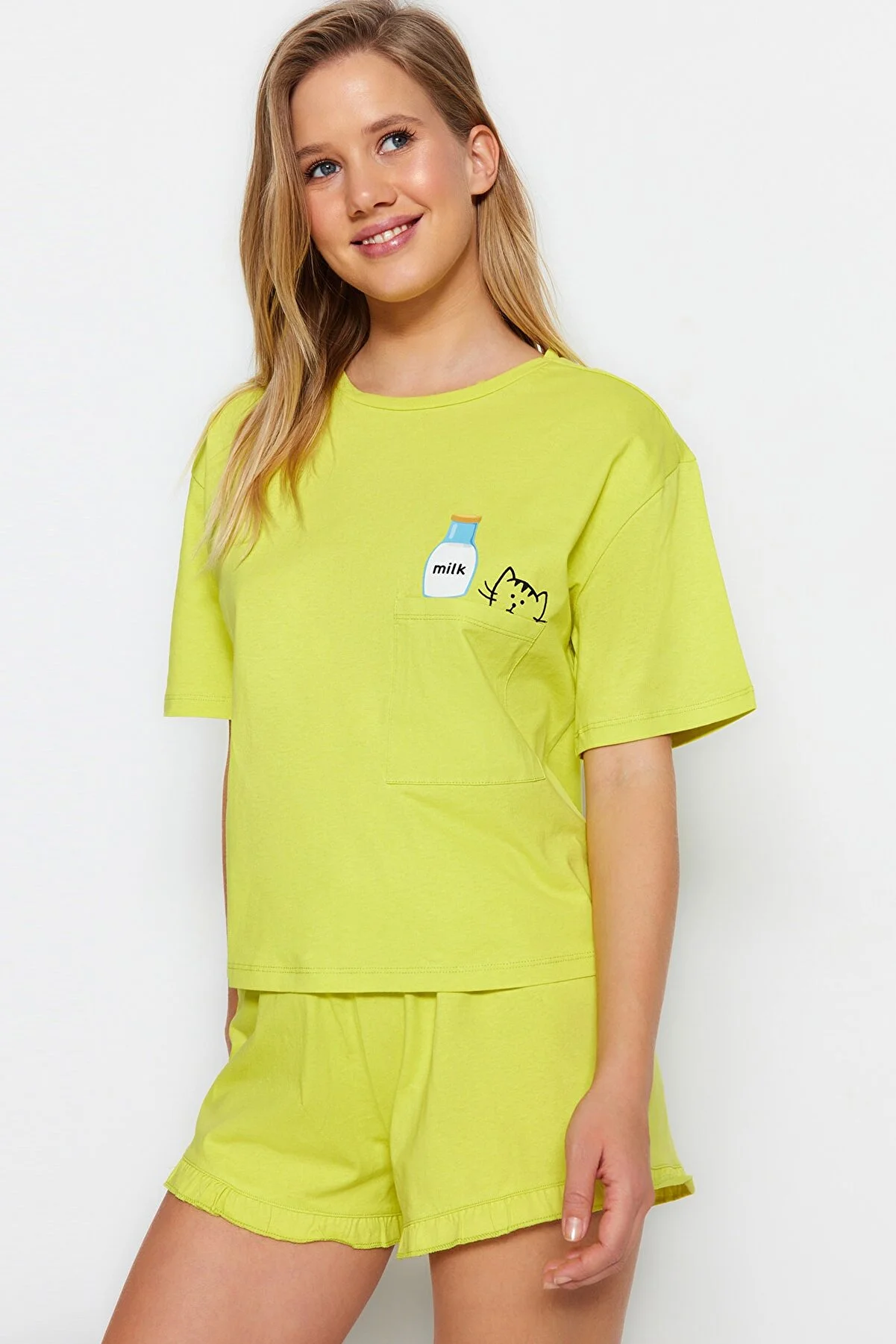 Trendyol Collection  Hellgrünes gestricktes Pyjama-Set mit bedruckten T-Shirts und Shorts aus Baumwolle THMSS22PT0422