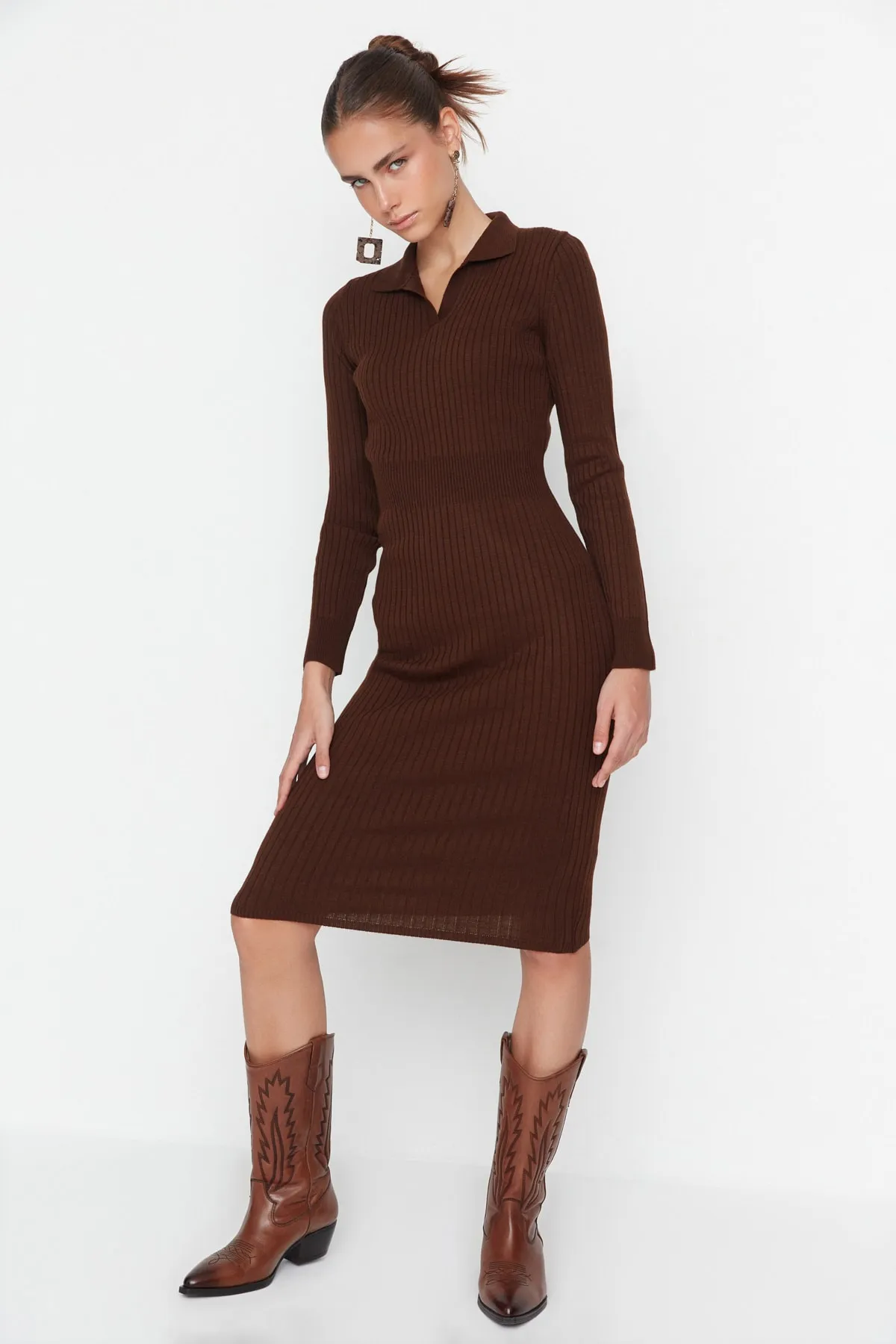 Trendyol Collection  Braun Braunes Midi-Strickkleid mit Rollkragen TWOAW22EL1376 Kleid TWOAW22EL1376