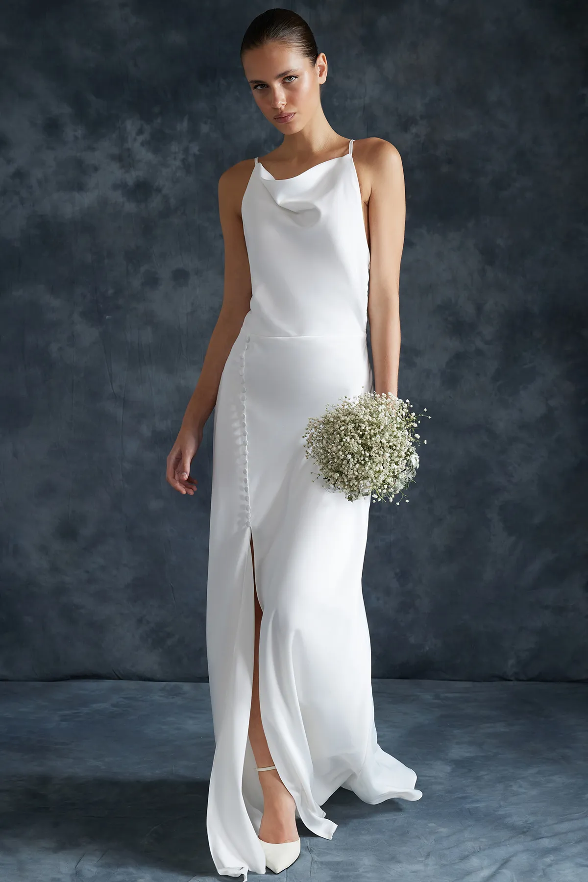 Trendyol Collection  Weißes Hochzeits-/Nikah-Abendkleid aus weißem Satin TPRSS24AE00042