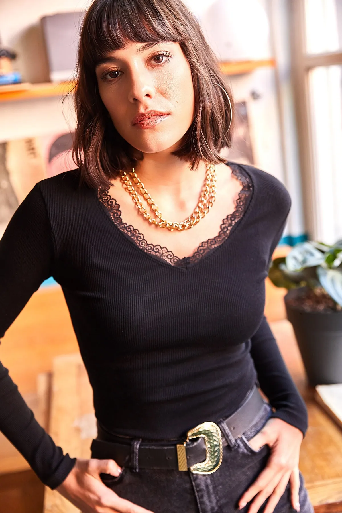 Olalook  Damen-Strickbluse mit schwarzem Kragen, Spitze, V-Ausschnitt und Leibchen, BLZ-19001713