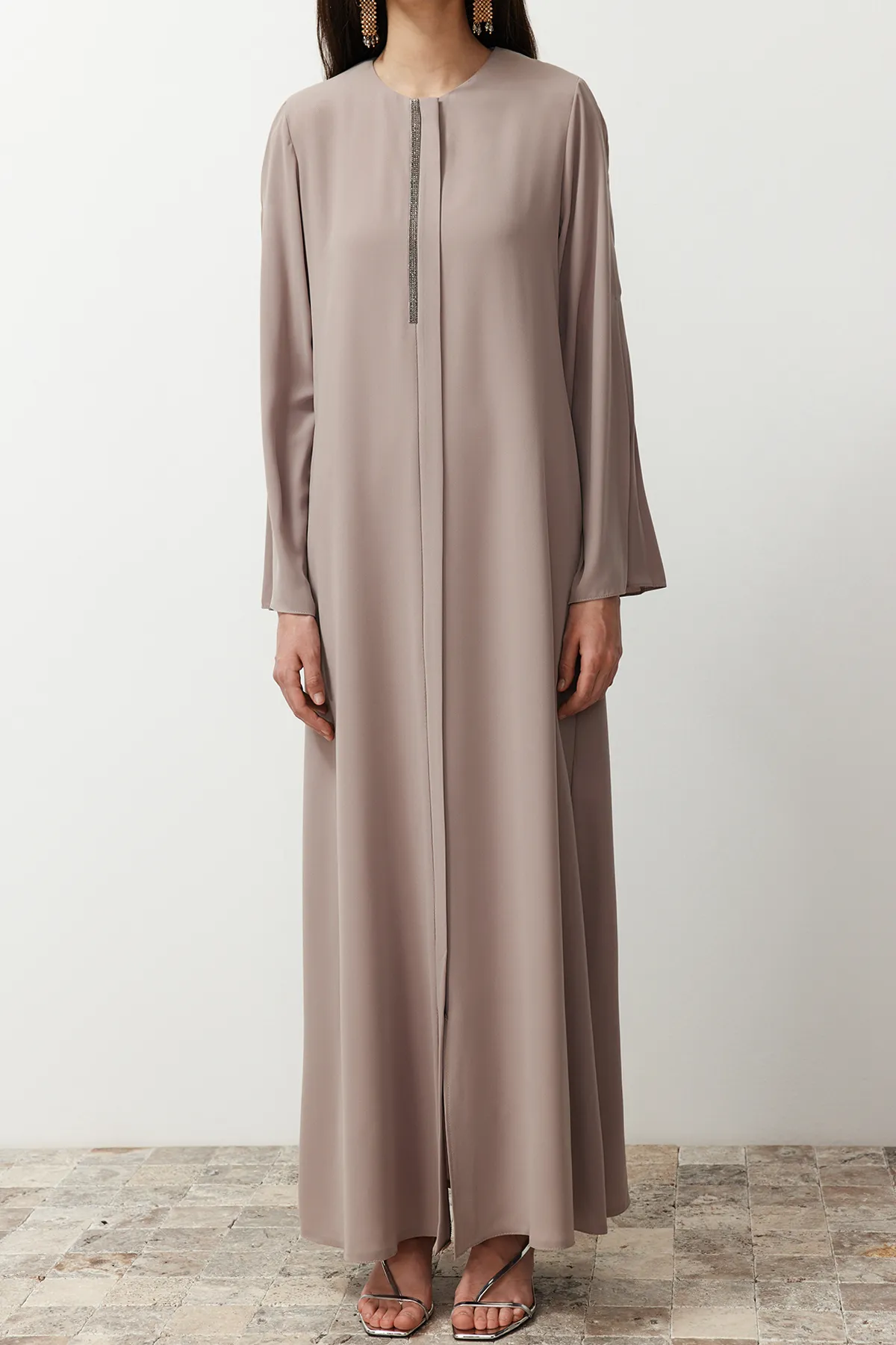 Trendyol Modest  Beigefarbene Mevlana-Kappe & Ferace & Abaya aus dünnem, gewebtem Krepp mit Steinstickereien TCTSS24KF00020