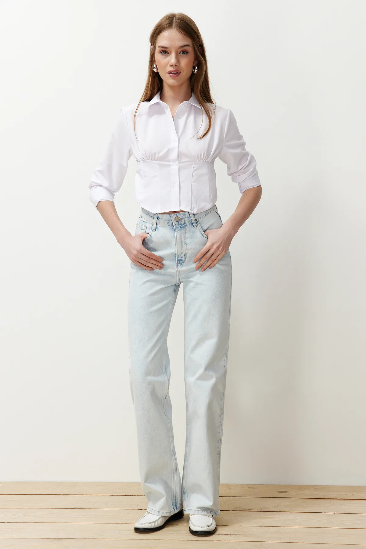Trendyol Collection  Eisblaue Jeans mit hoher Taille und weitem Bein TWOSS23JE00068