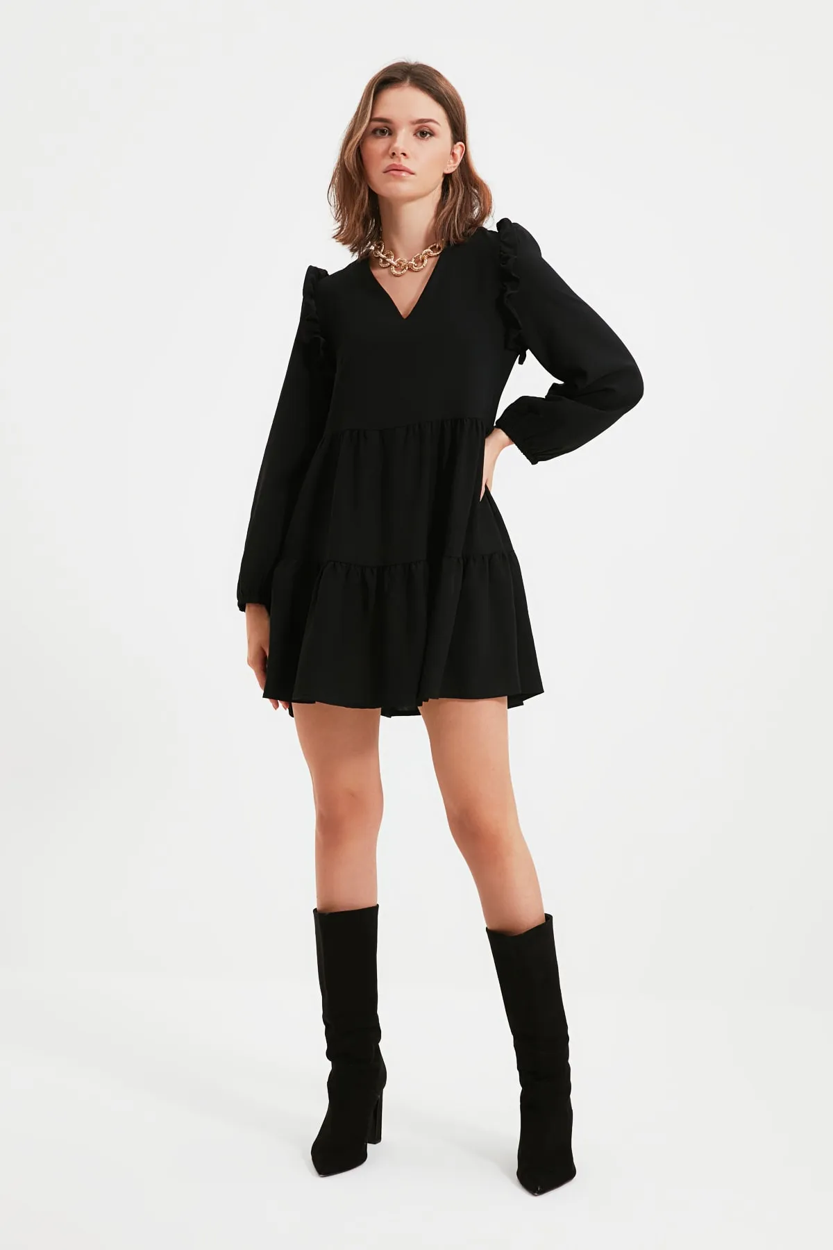 Trendyol Collection  Schwarzes, gerade geschnittenes Mini-Webkleid mit gerafften Rüschen und Details TWOAW22EL0762