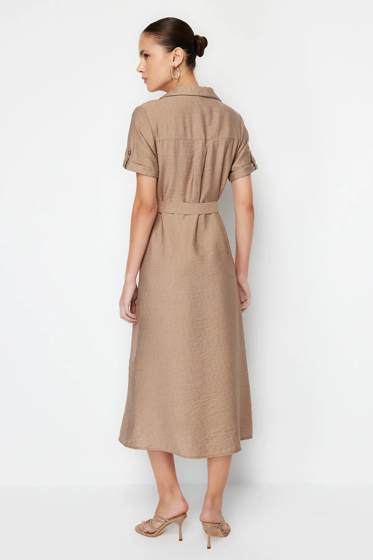 Trendyol Collection  Nerzfarbenes, gewebtes Midi-Hemdkleid mit Gürtel TWOSS24EL00226