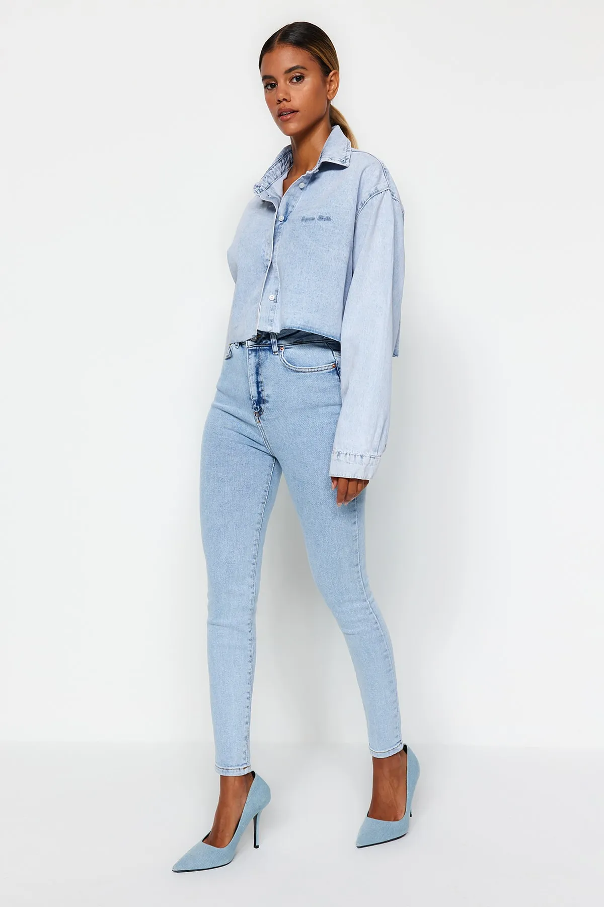 Trendyol Collection  Hellblaue Skinny Jeans mit hoher Taille TWOSS23JE00072