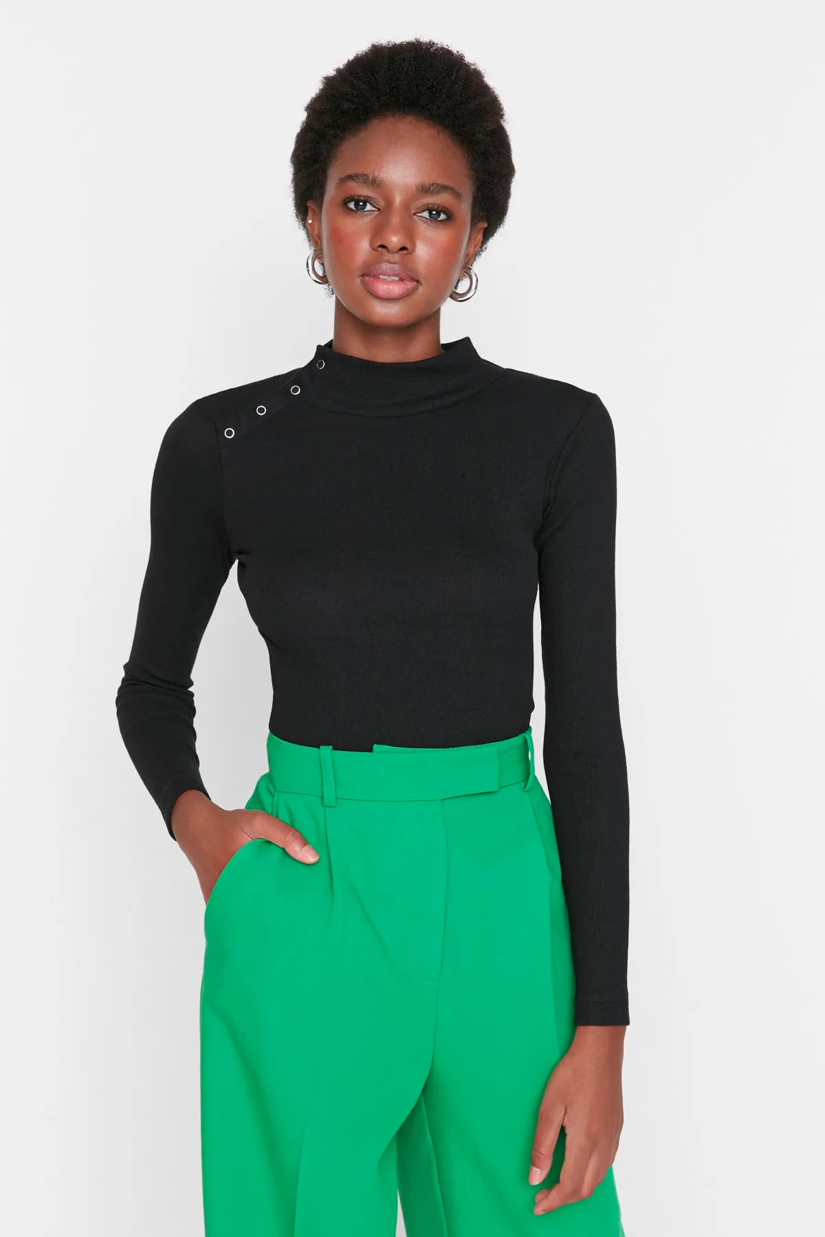 Trendyol Collection  Schwarze Crop-Strickbluse mit Druckknopfdetail am Kragen TWOAW23BZ00258