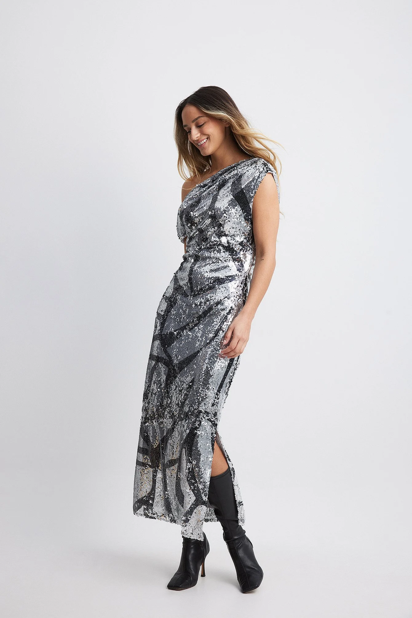 Pailletten-Midikleid mit offenem Rücken