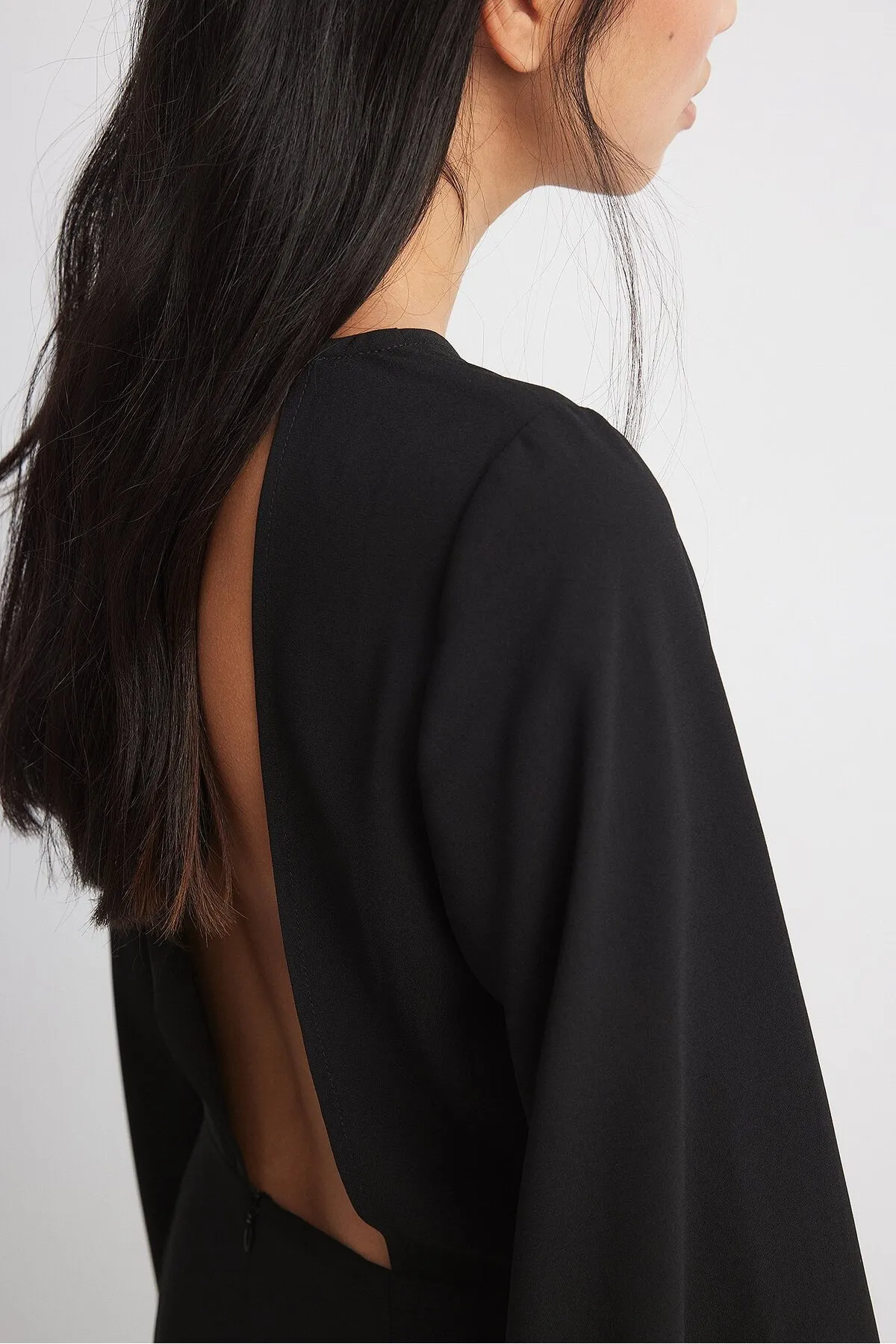 NA-KD  Maxikleid mit offenem Rücken und Fransendetail