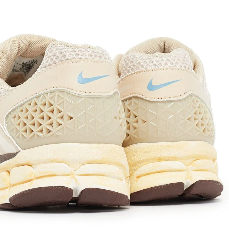 NIKE Wmns Zoom Vomero 5 