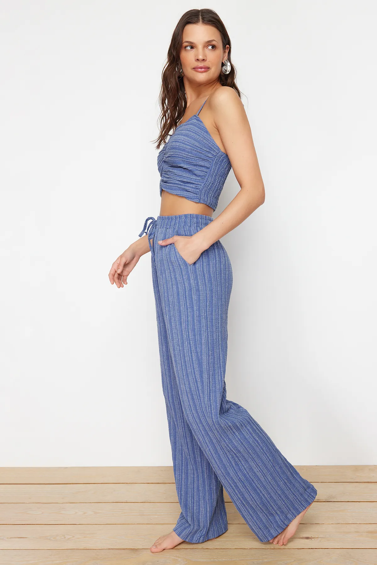 Trendyol Collection  Blaues gewebtes Blusen-Hosen-Set TBESS24AU00076