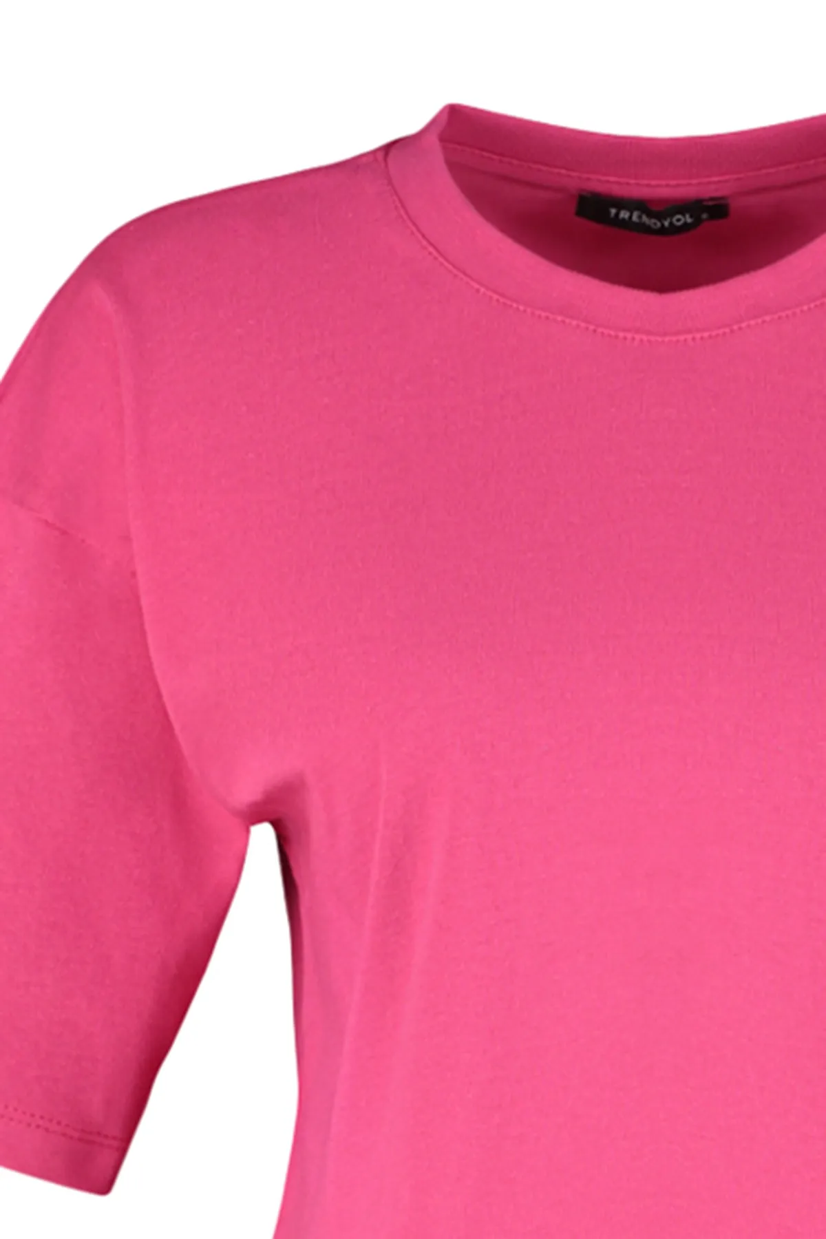 Trendyol Collection  Fuchsiafarbenes, kurz geschnittenes Premium-Strick-T-Shirt aus 100 % Baumwolle mit Rundhalsausschnitt TWOSS23TS00038