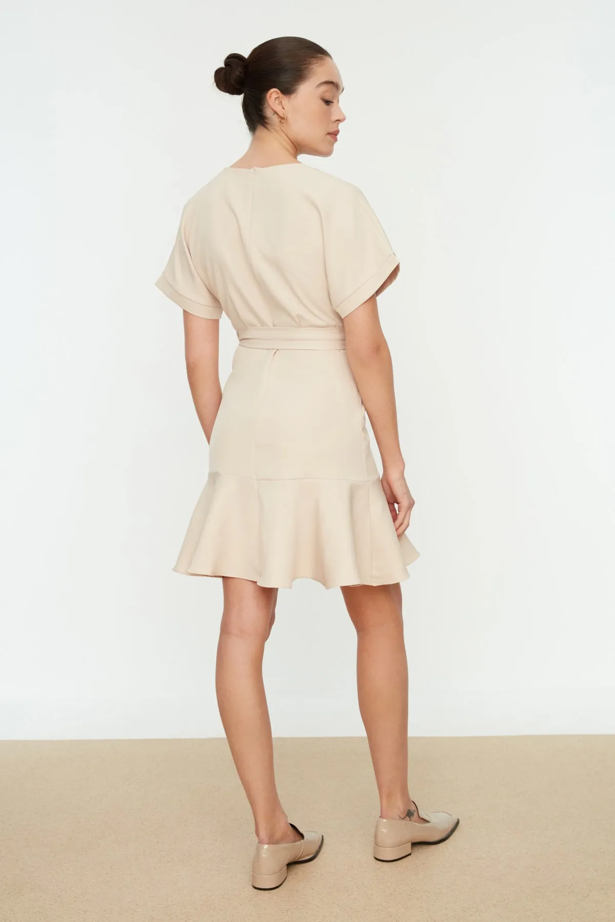 Trendyol Collection  Mini-Webrock mit Steingürtel, gewebtes Kleid mit Rüschen TWOSS20EL0944