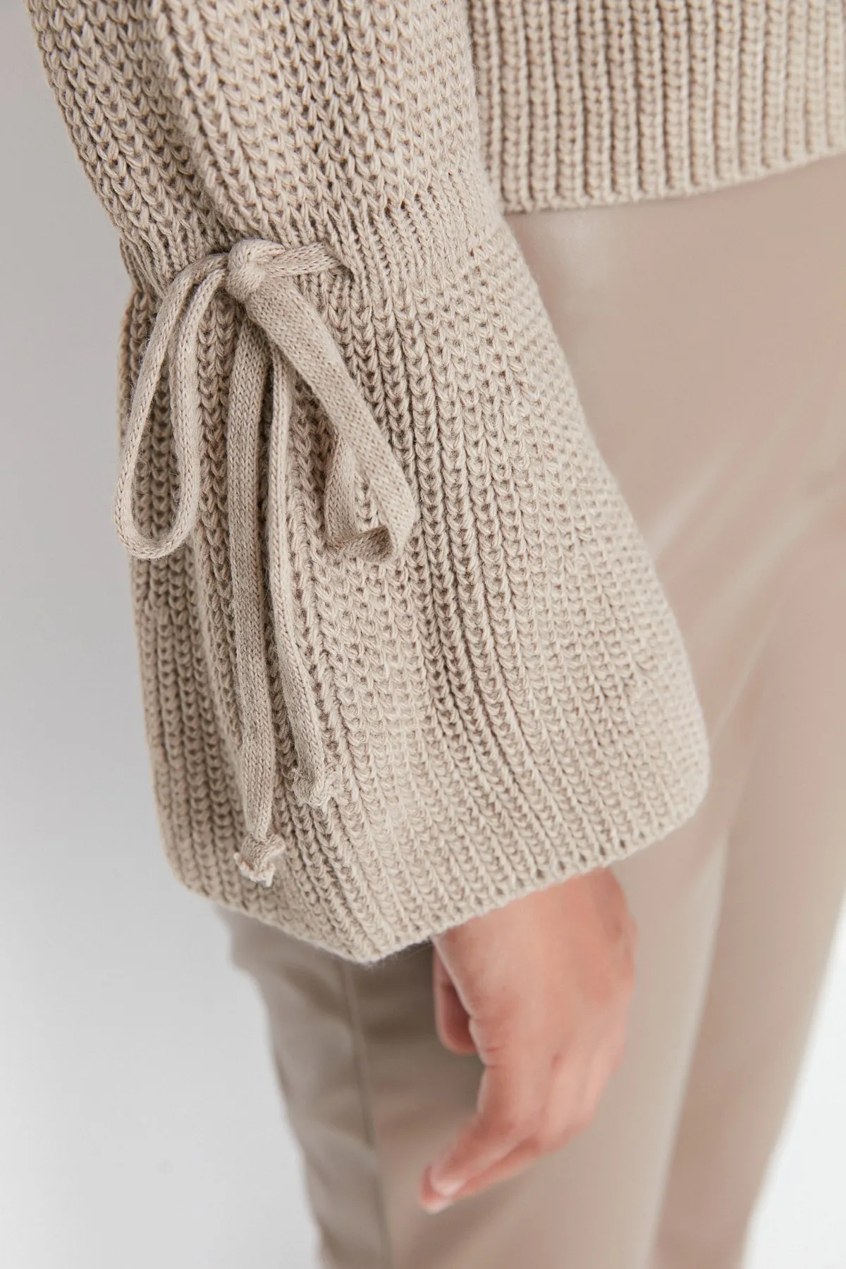 Trendyol Collection  Strickpullover mit nerzfarbenen Ärmeln und Detail TWOAW23KZ01491