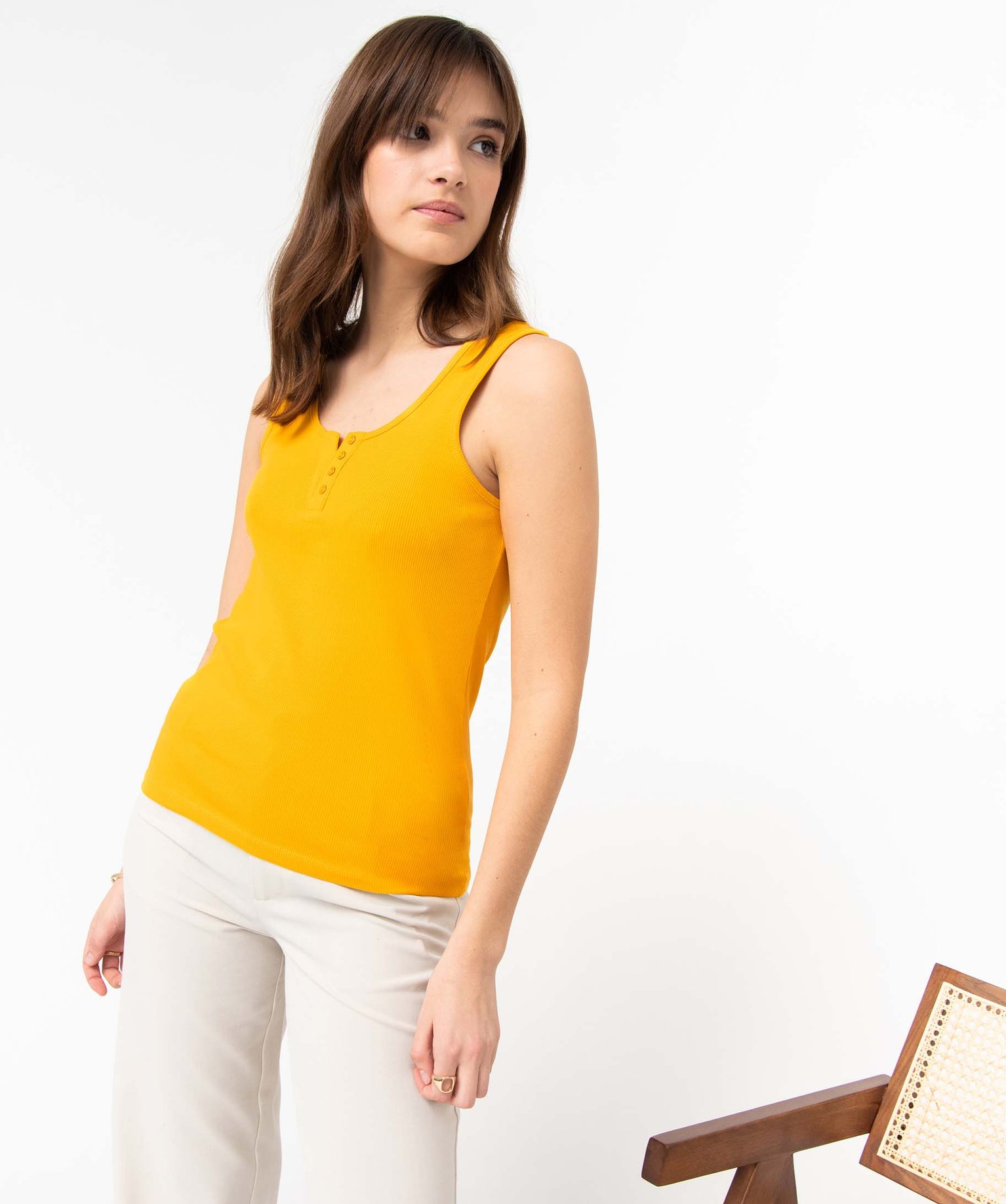 Débardeur femme en maille ctelée avec boutons fantaisie jaune | GEMO