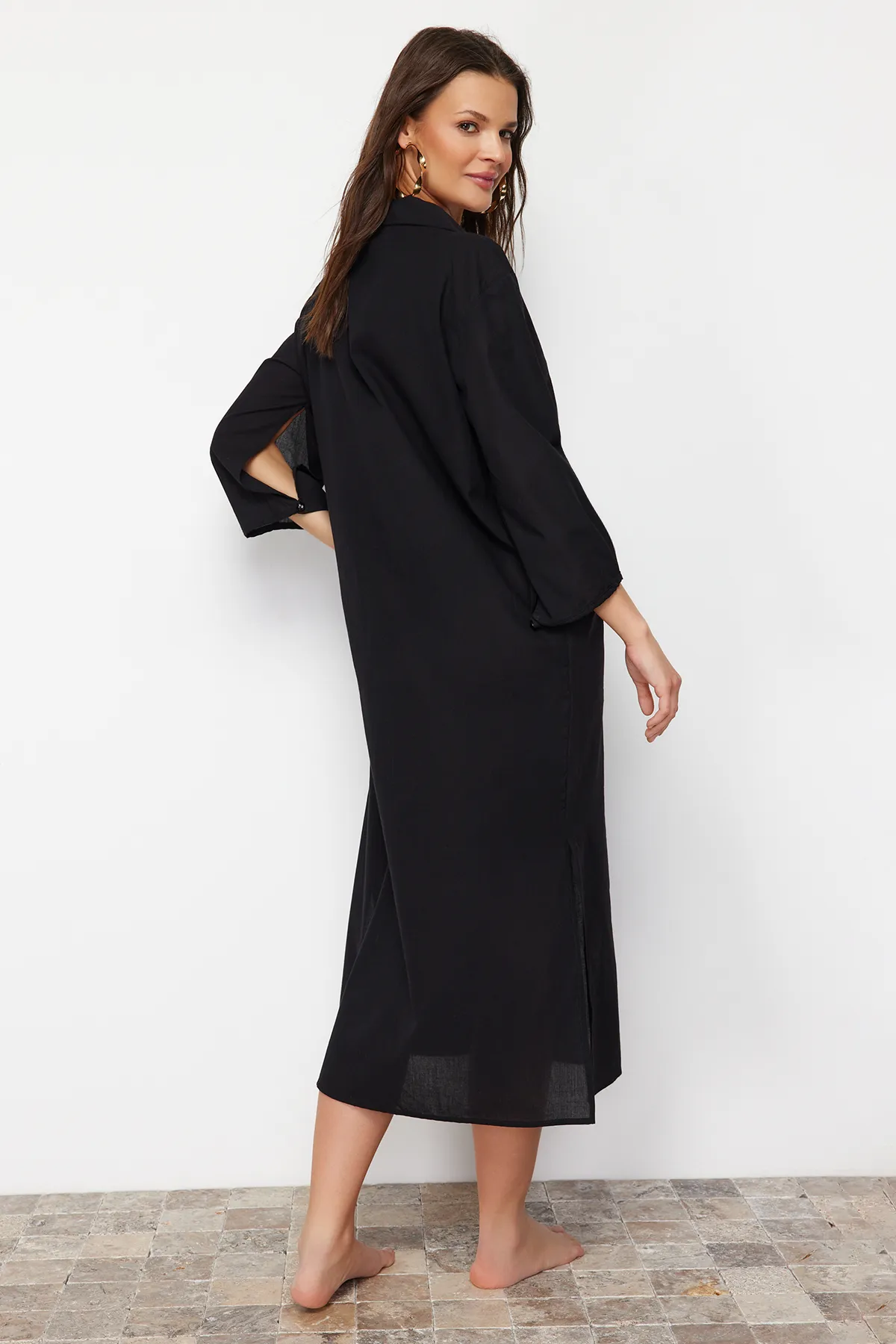 Trendyol Collection  Schwarzes, weit geschnittenes Midi-Strandkleid aus Webstoff TBESS22EL0009