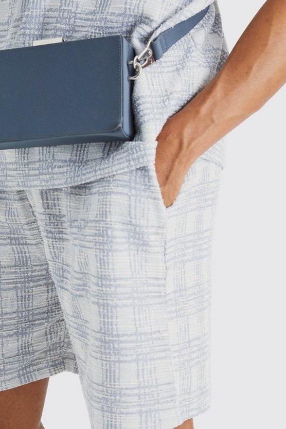 Mittellange Slim-Fit Bouclee Karo-Shorts