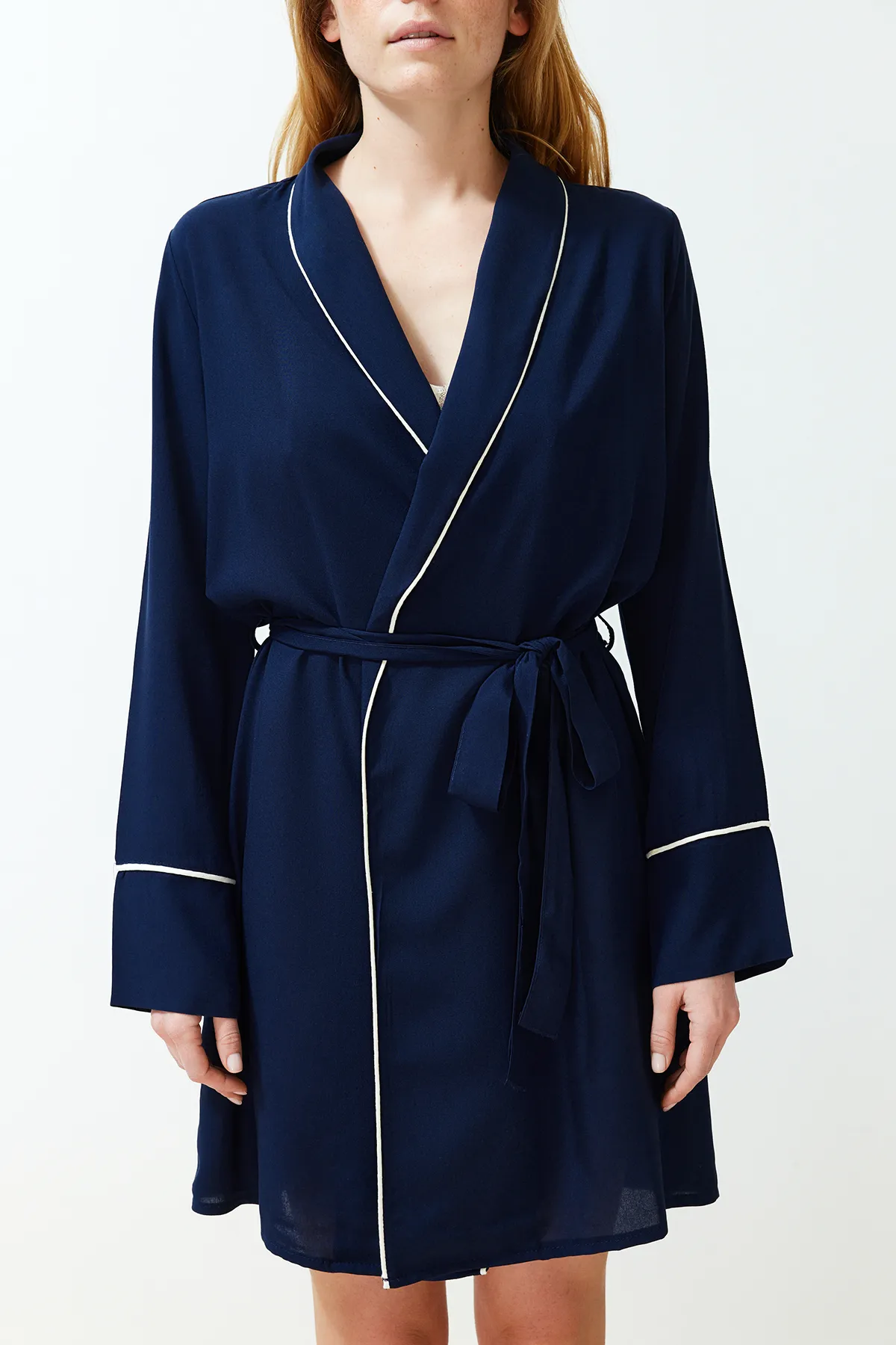 Trendyol Collection  Marineblauer Morgenmantel aus Viskosegewebe mit Gürtel und Paspelierung THMSS24SB00005