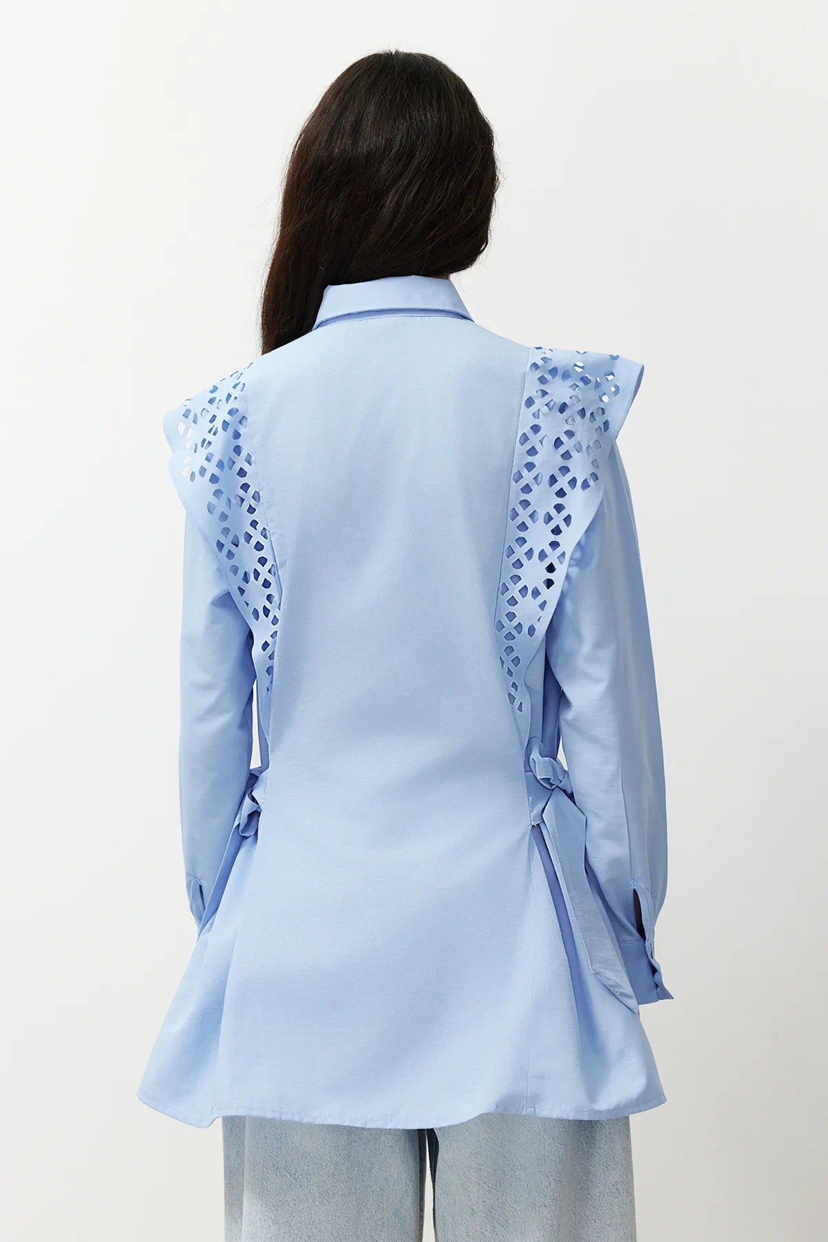 Trendyol Modest  Hellblaues besticktes Hemd aus gewebter Baumwolle TCTSS24TG00004