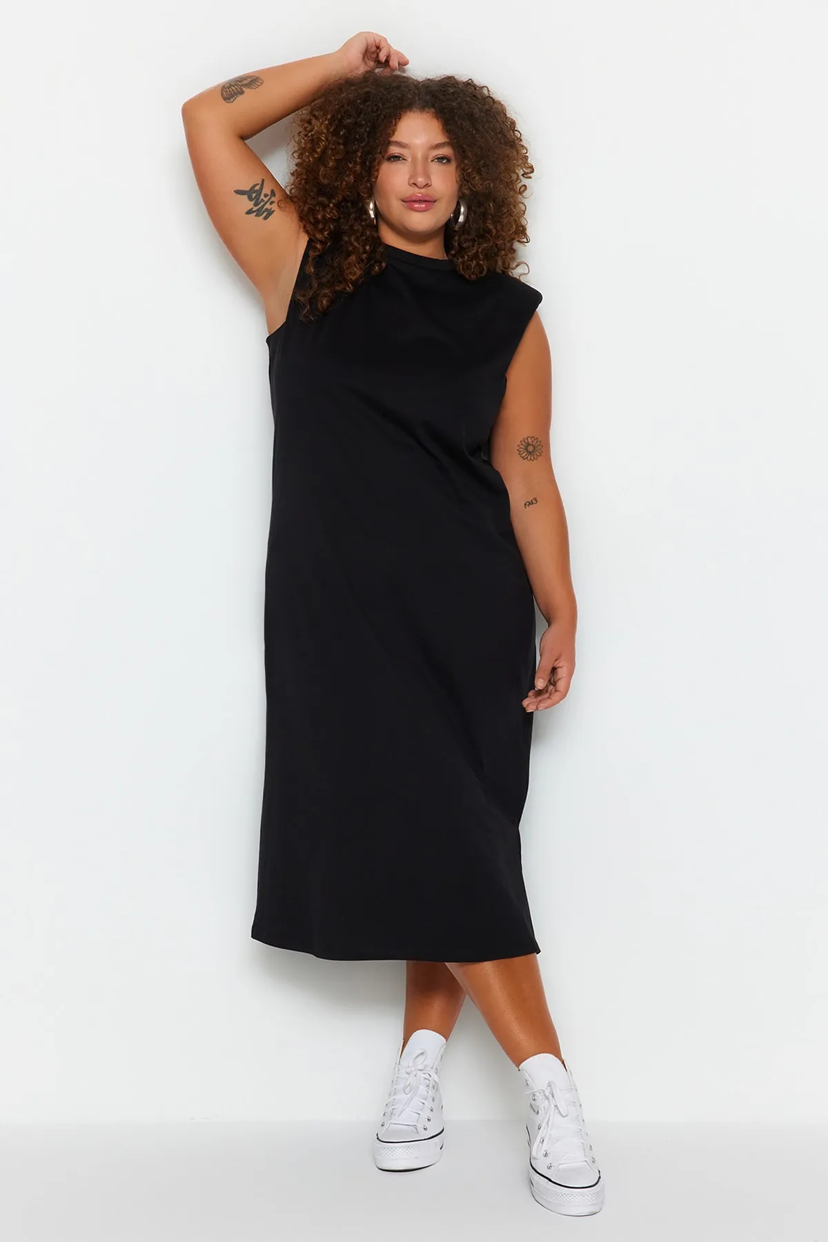 Trendyol Curve  Schwarzes, gepolstertes Strickkleid mit Rundhalsausschnitt TBSSS23AH00079