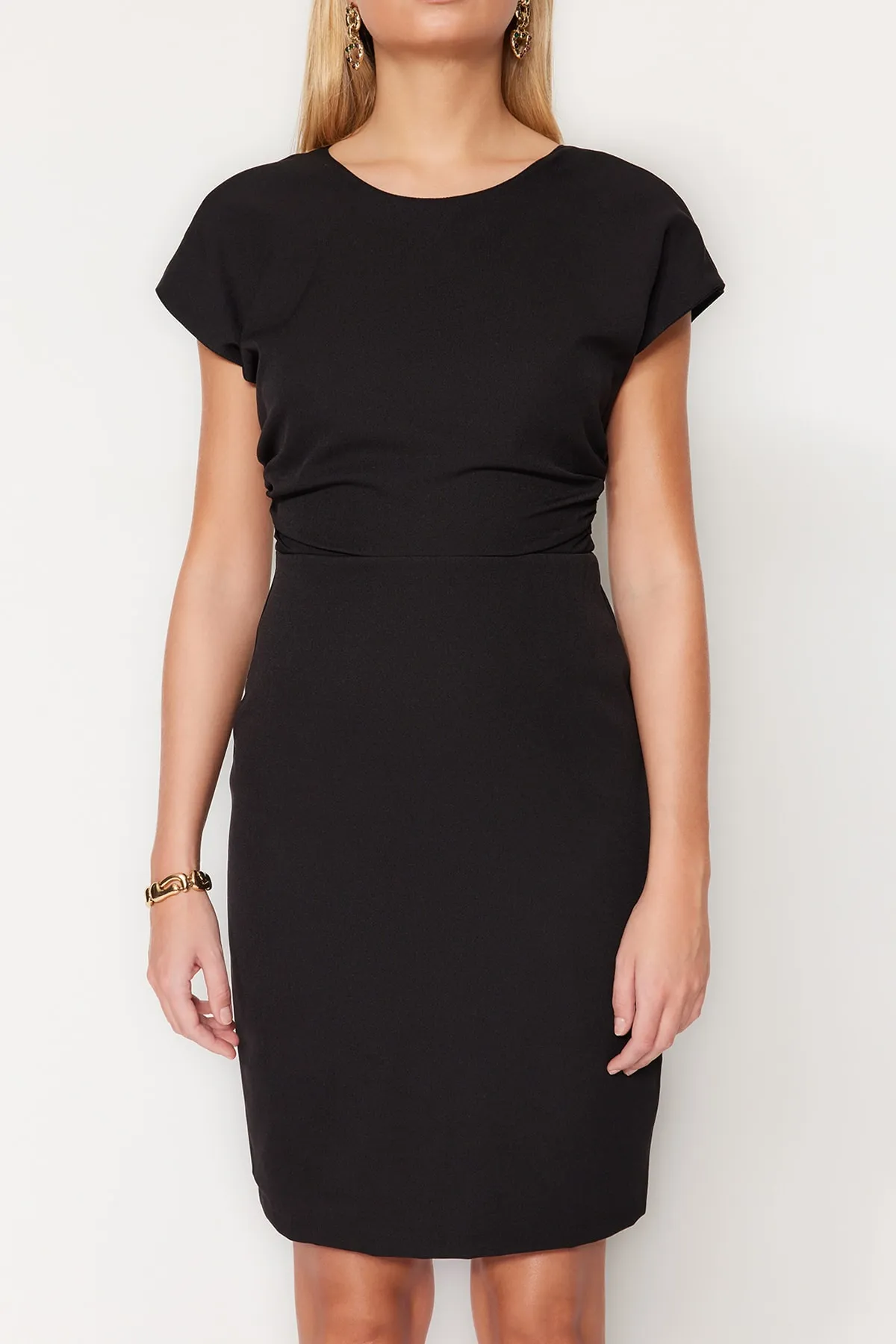 Trendyol Collection  Schwarzes, figurbetontes Mini-Webkleid mit Rückendetails TWOSS23EL01672