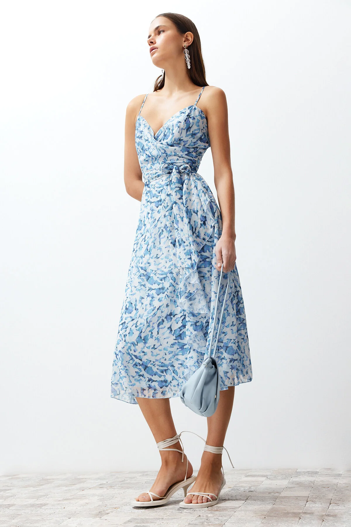 Trendyol Collection  Blauer Rock mit Tiermuster, Volants, Chiffon-gefüttertes Midi-Webkleid TWOSS24EL00536