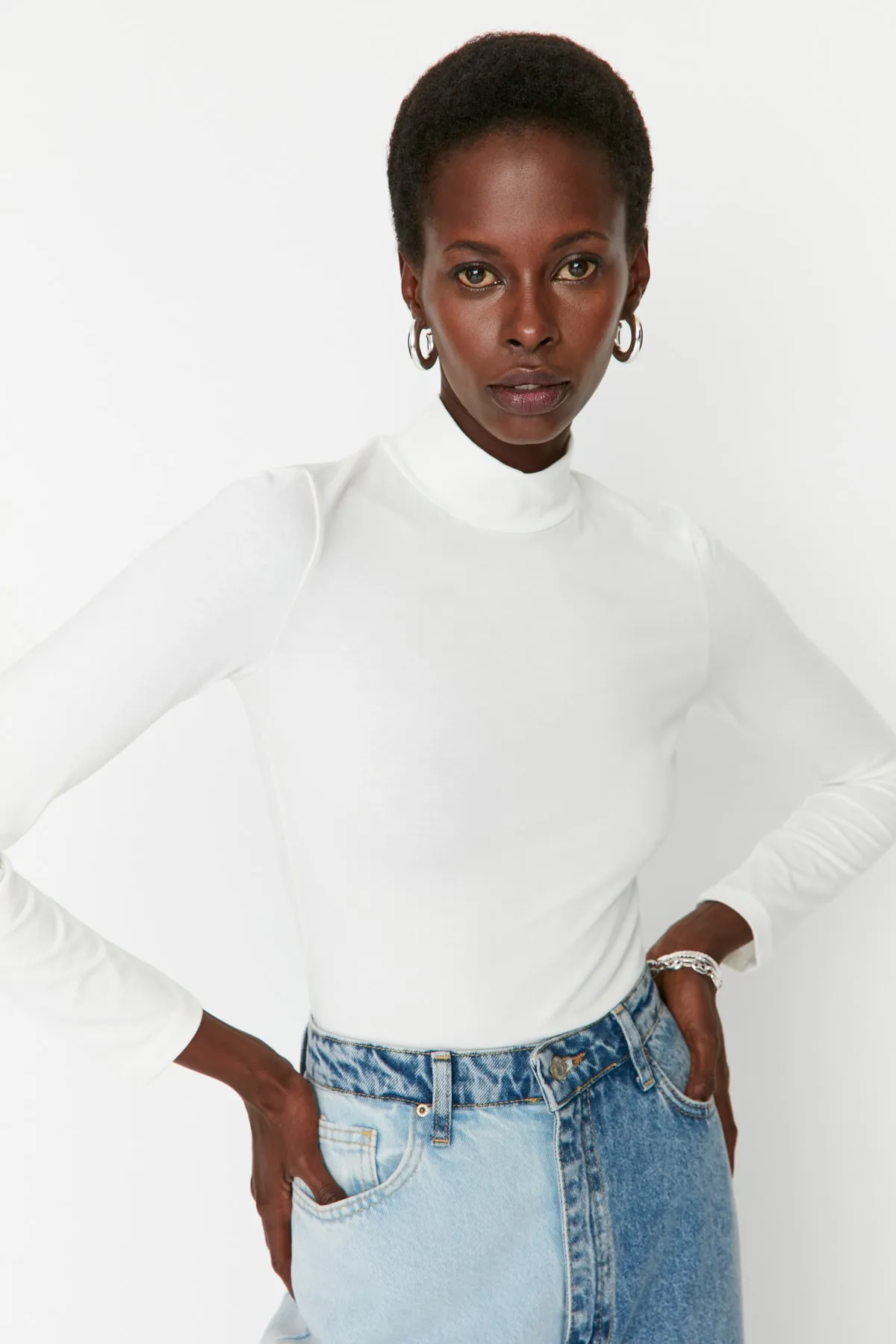 Trendyol Collection  Ecrufarbener Strick-Body mit Stehkragen und Druckknöpfen TWOAW21BD0008
