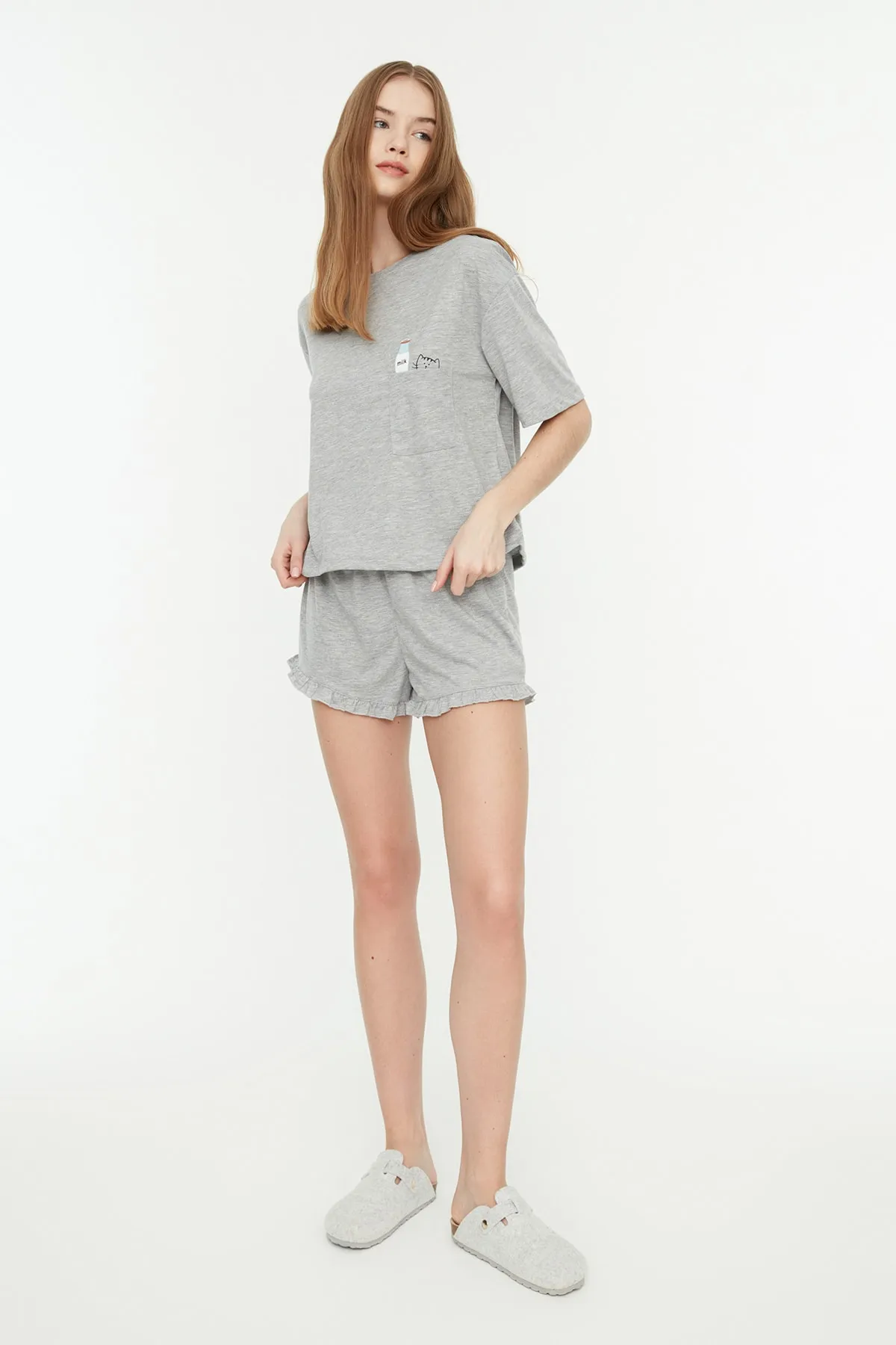 Trendyol Collection  Graues, bedrucktes T-Shirt-Shorts-Pyjama-Set aus gestrickter Baumwolle THMSS22PT0422