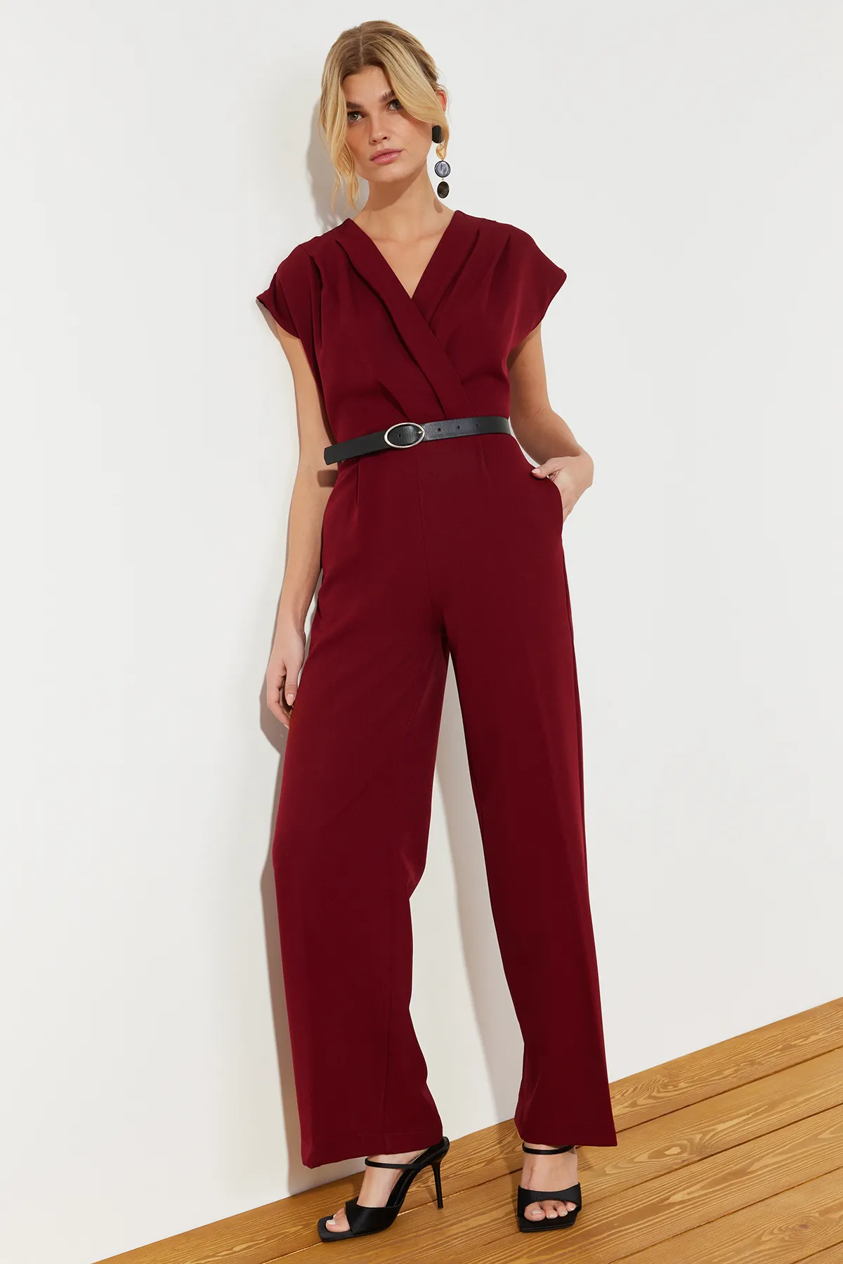 Trendyol Collection  Burgunderfarbener, zweireihiger, gewebter Maxi-Jumpsuit mit Gürtel und Kragen TWOSS21TU0004