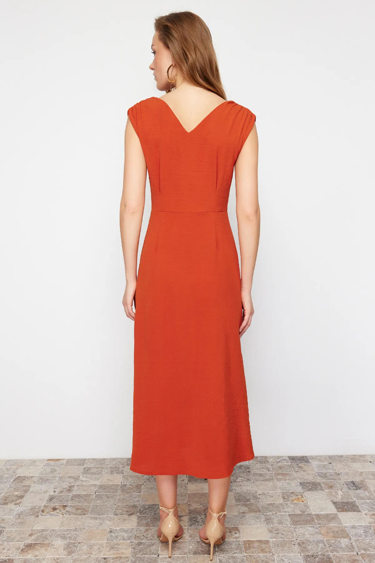 Trendyol Collection  Gewebtes Midi-Hemdkleid mit Kachelknöpfen TWOSS24EL00442