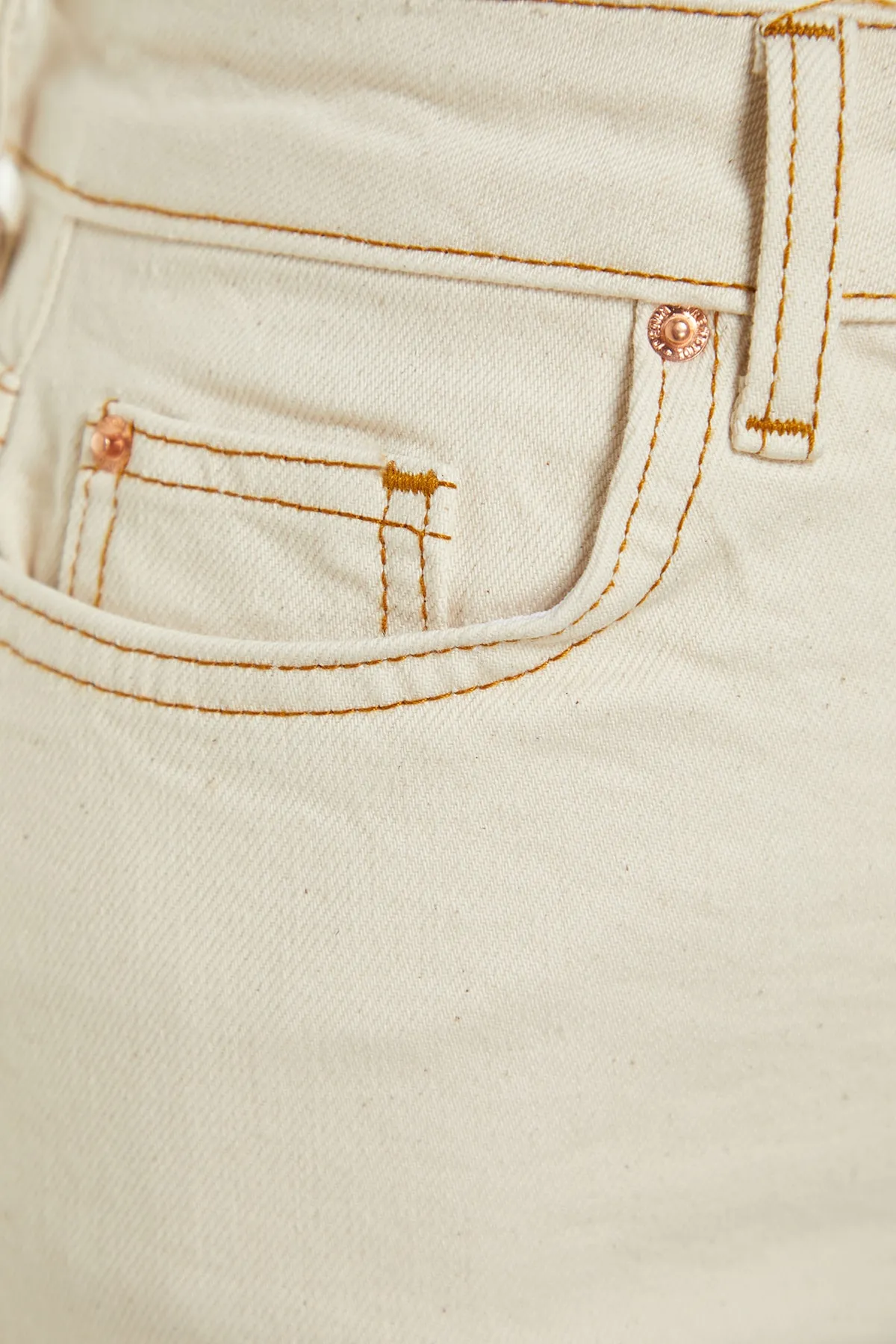 Trendyol Collection  Ecrufarbene, schmale Mom-Jeans mit hoher Taille TWOSS23JE00094