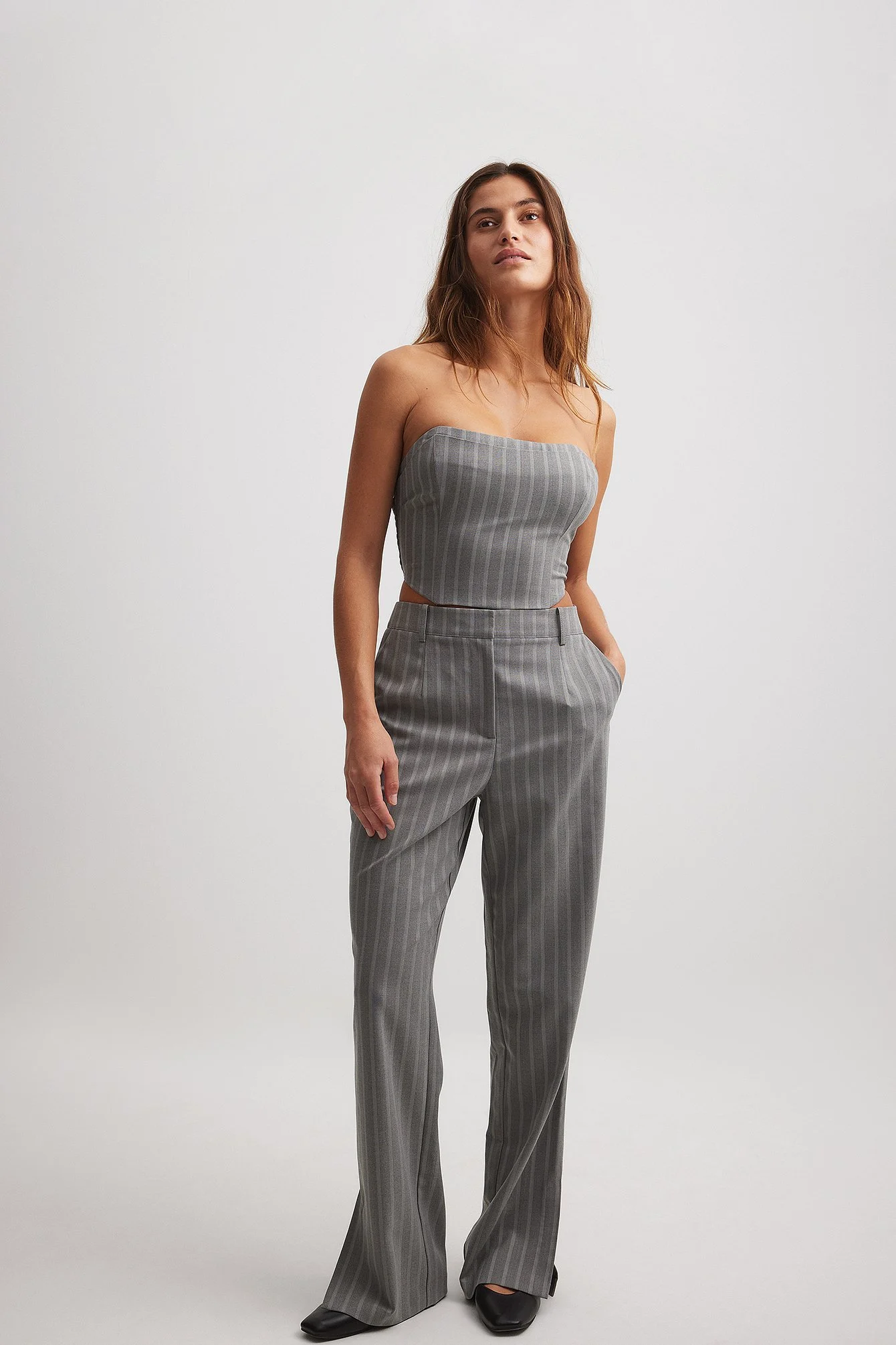 Gestreifte Hose mit hoher Taille und Schlitz