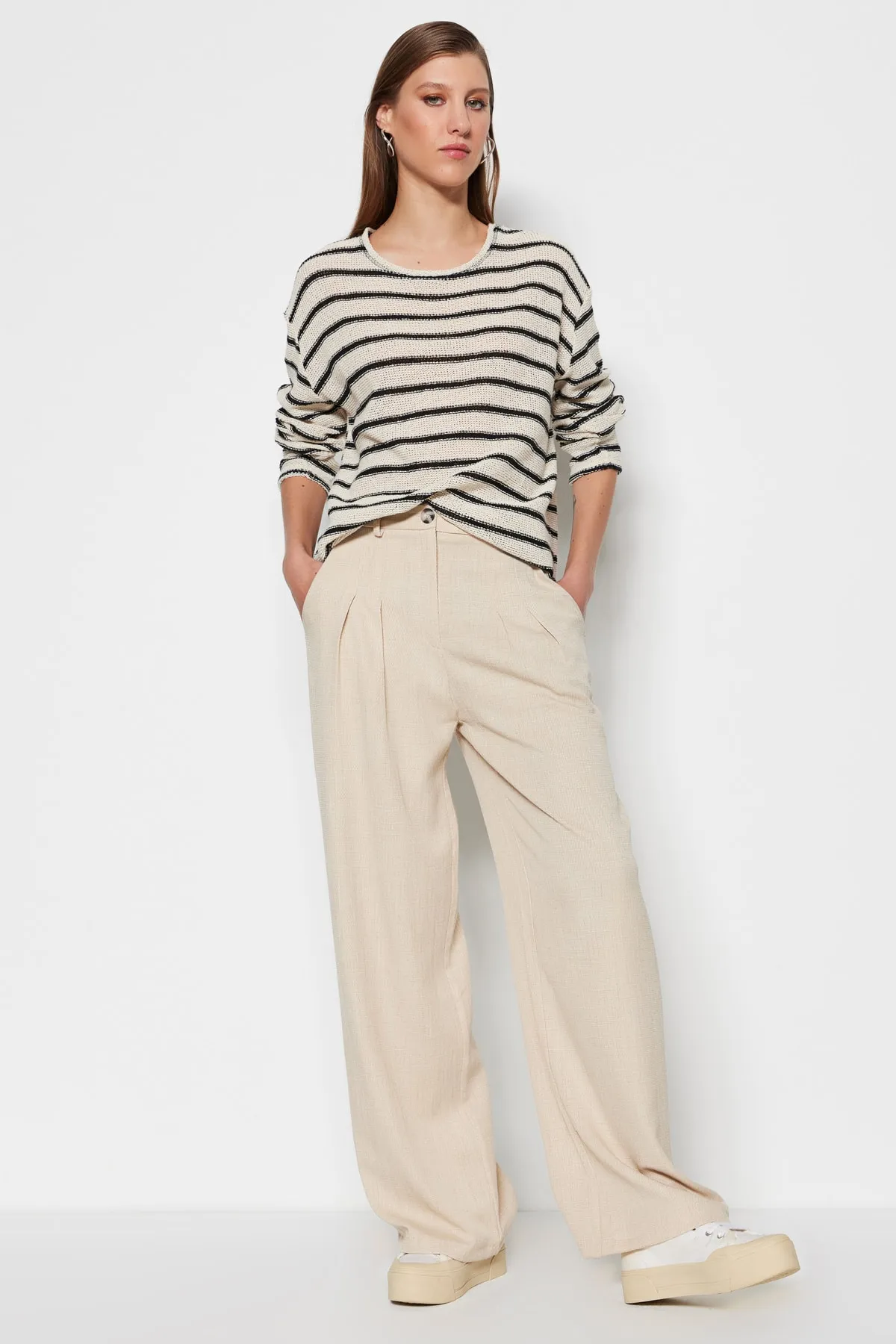 Trendyol Collection  Ecrufarbene, gewebte Hose in Leinenoptik mit weitem Bein TWOSS23PL00269