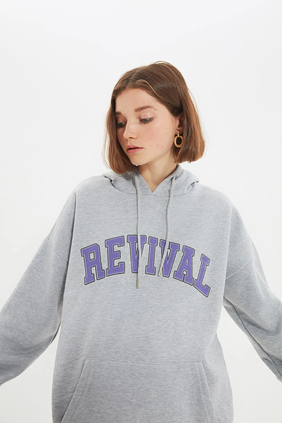 Trendyol Collection  Graues, übergroßes/weit geschnittenes Unisex-Sweatshirt aus Baumwolle mit Kapuze TMNAW22SW1462