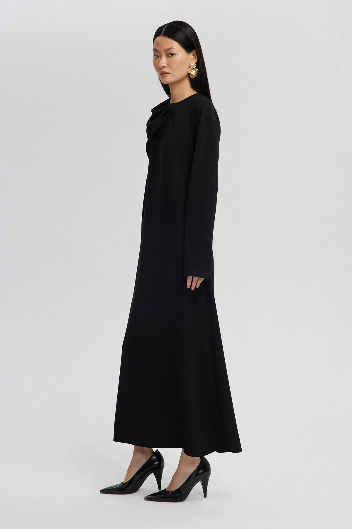 Touché Privé  KLEID AUS CRÉPE MIT ASYMMETRISCHEM KRAGEN UND DETAIL