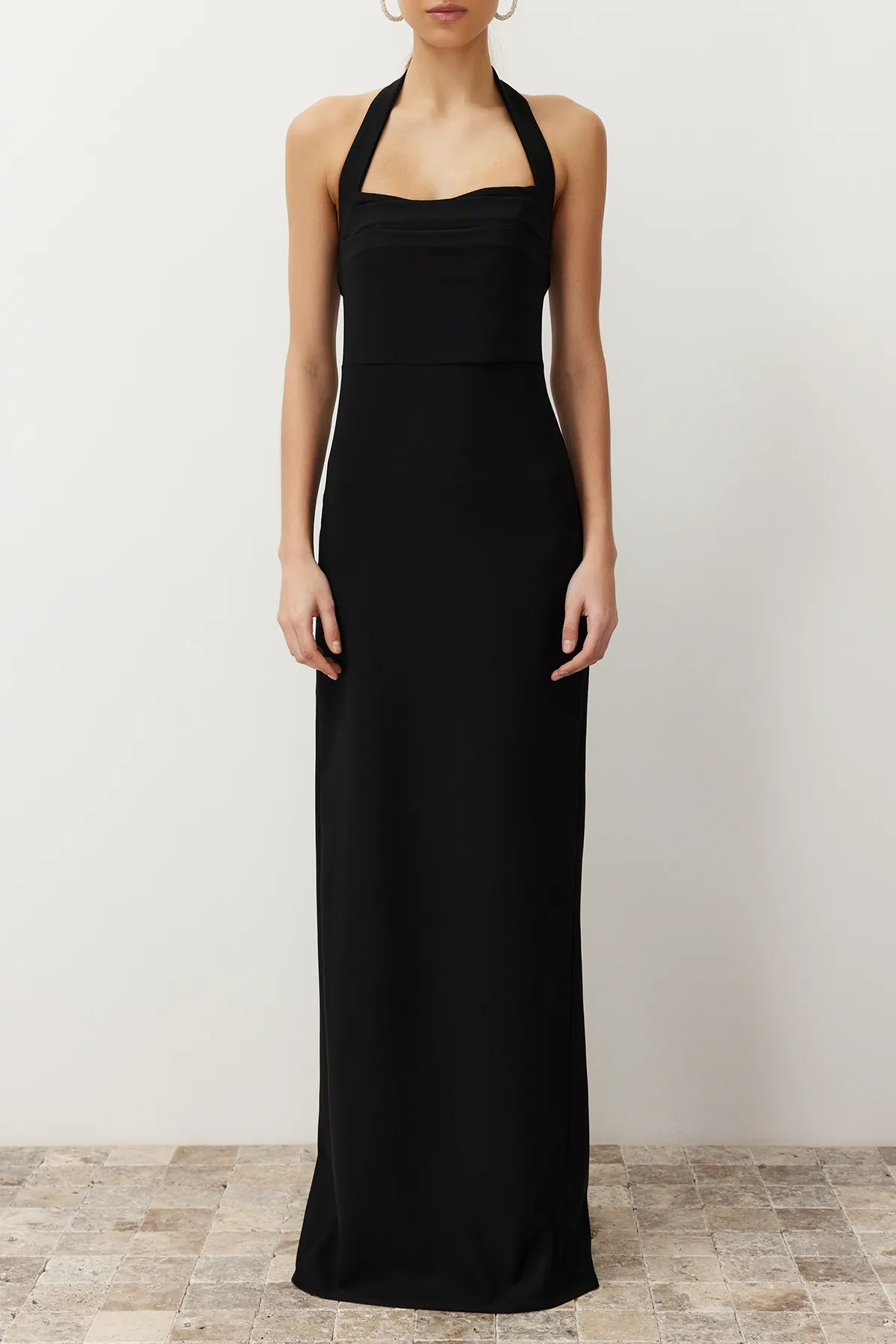 Trendyol Collection  Schwarzes, figurbetontes, gewebtes langes Abendkleid mit Degaje-Kragen TPRSS24AE00083
