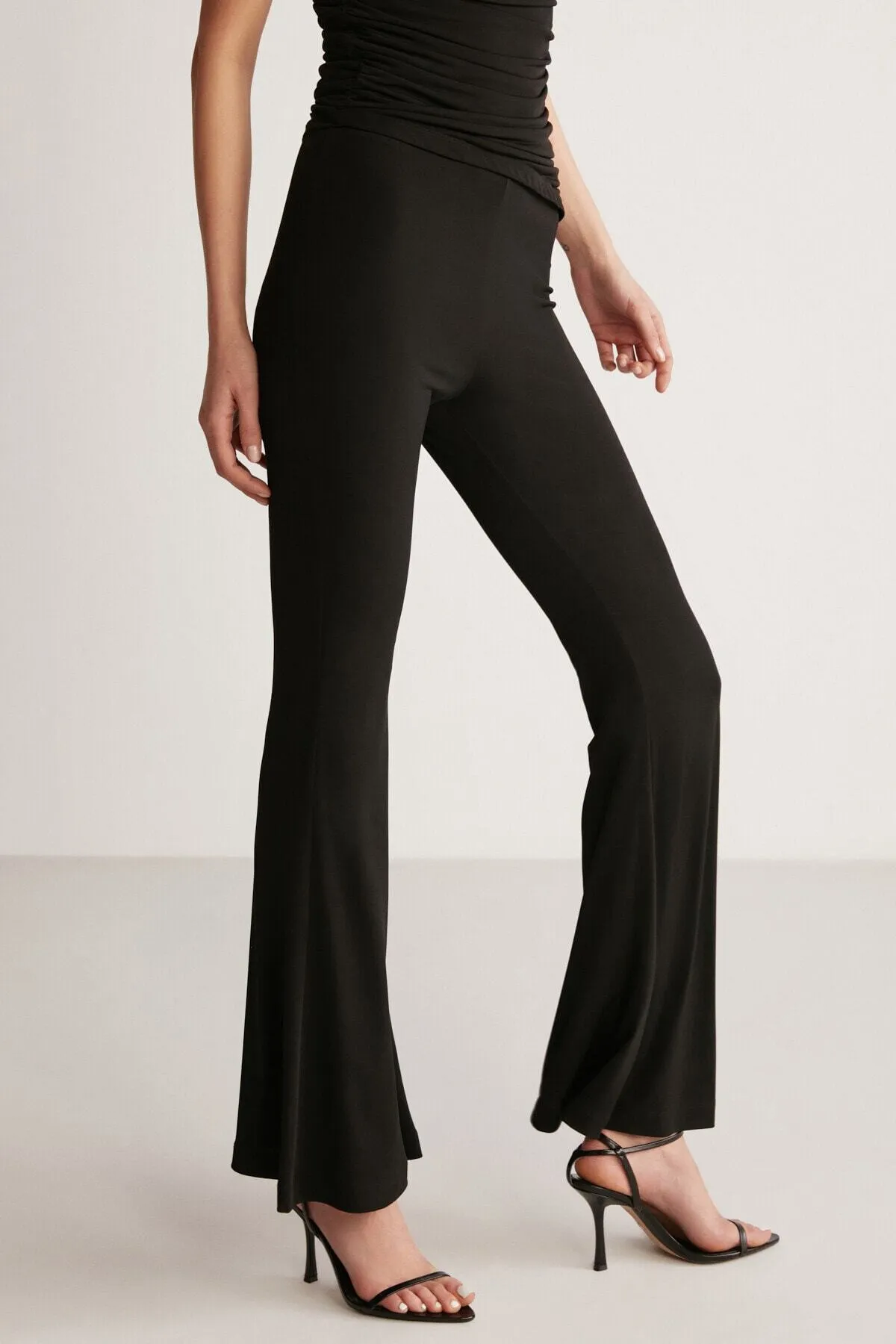 GRIMELANGE  Schwarze Damenhose von Krysten mit weitem Bein und elastischem Bund