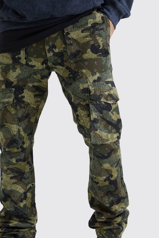 Slim-Fit Camouflage Cargo-Hose mit Bandana-Print